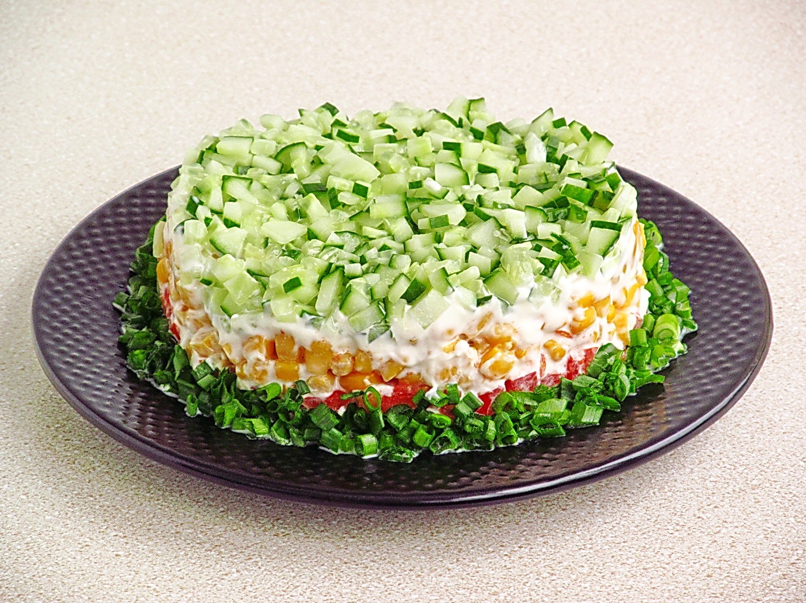Шаг 8 приготовления Салат «Светофор» со шпротами и кукурузой