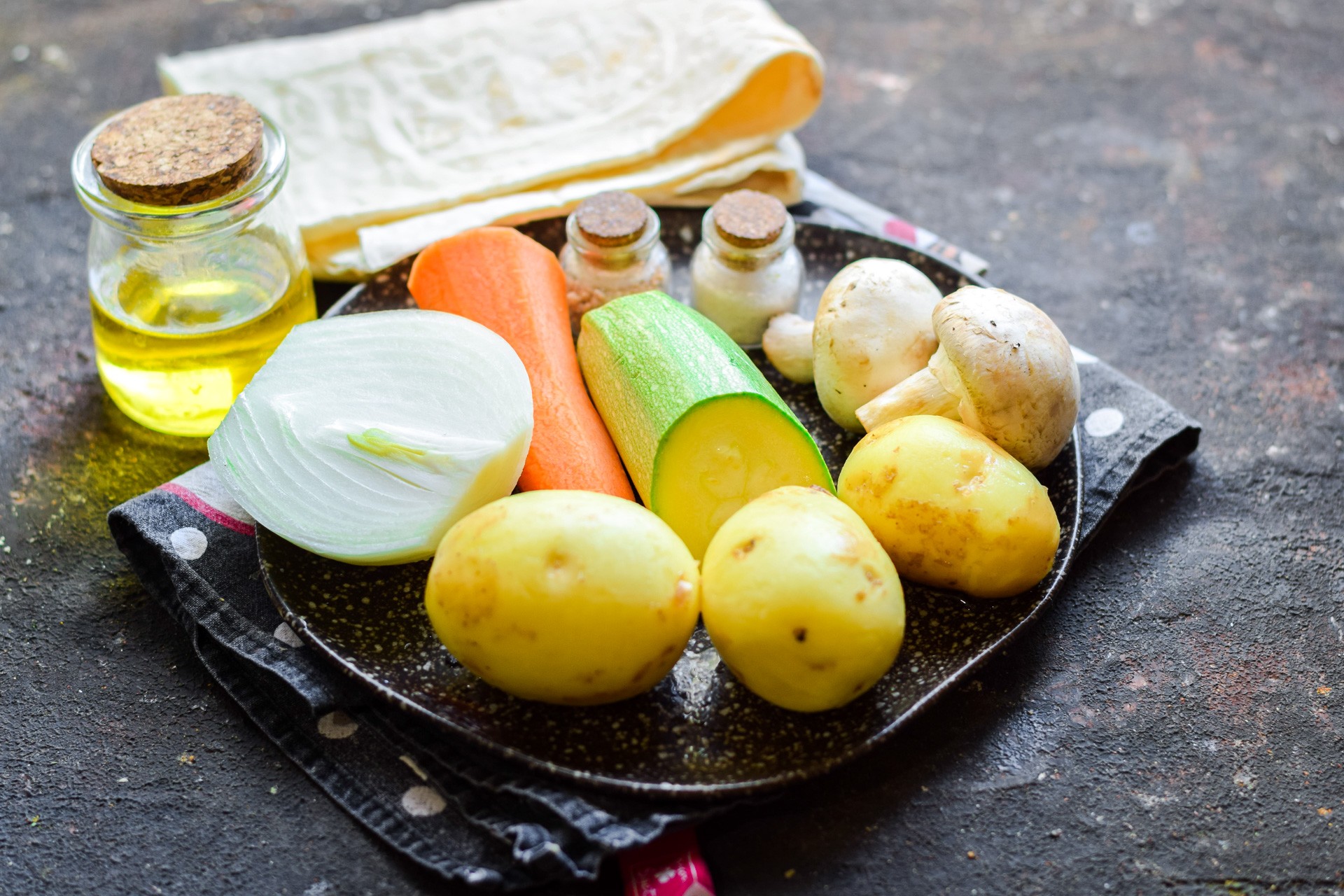 Ингредиенты Овощное рагу с картошкой и кабачками в лаваше Фото ингредиенты Овощное рагу с картошкой и кабачками в лаваше