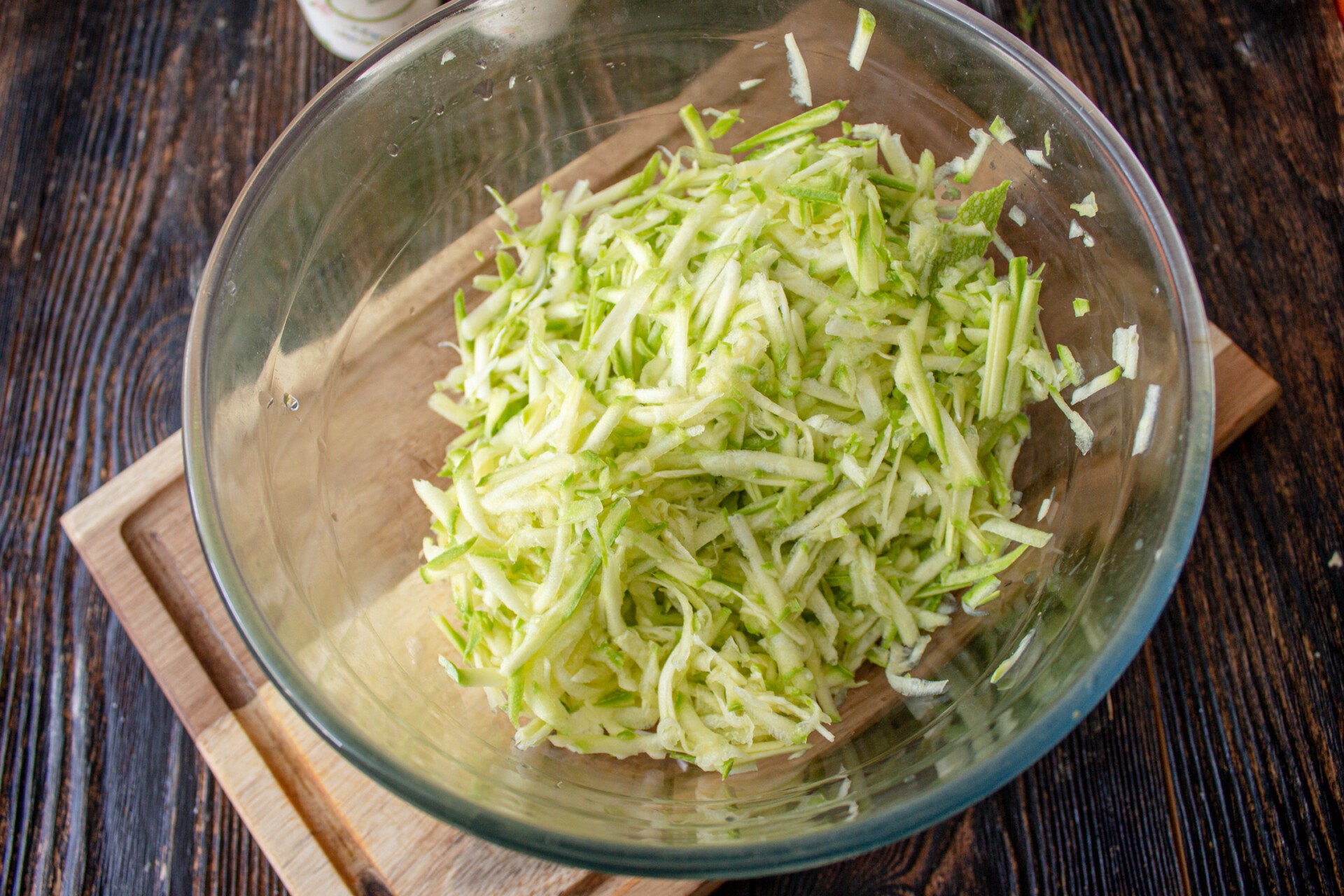 Шаг 2 приготовления Куриные котлеты "Антикризисные" с кабачком и картошкой
