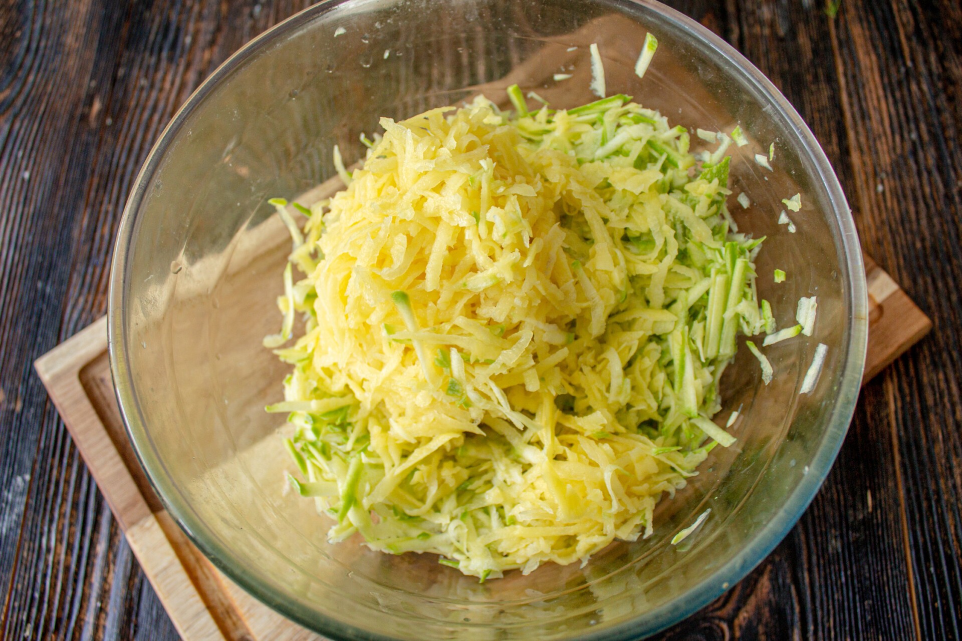 Шаг 3 приготовления Куриные котлеты "Антикризисные" с кабачком и картошкой
