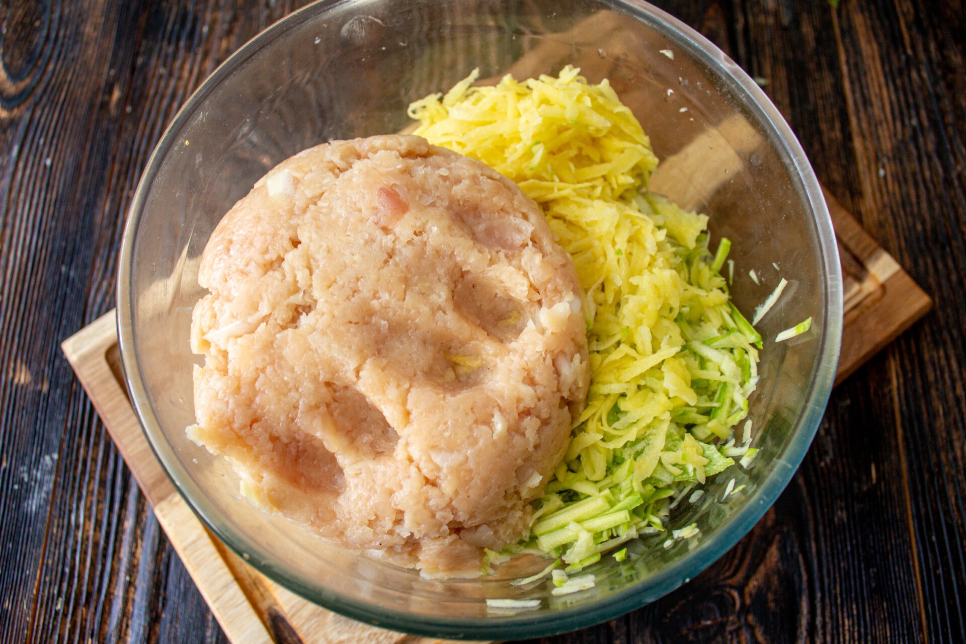 Шаг 4 приготовления Куриные котлеты "Антикризисные" с кабачком и картошкой