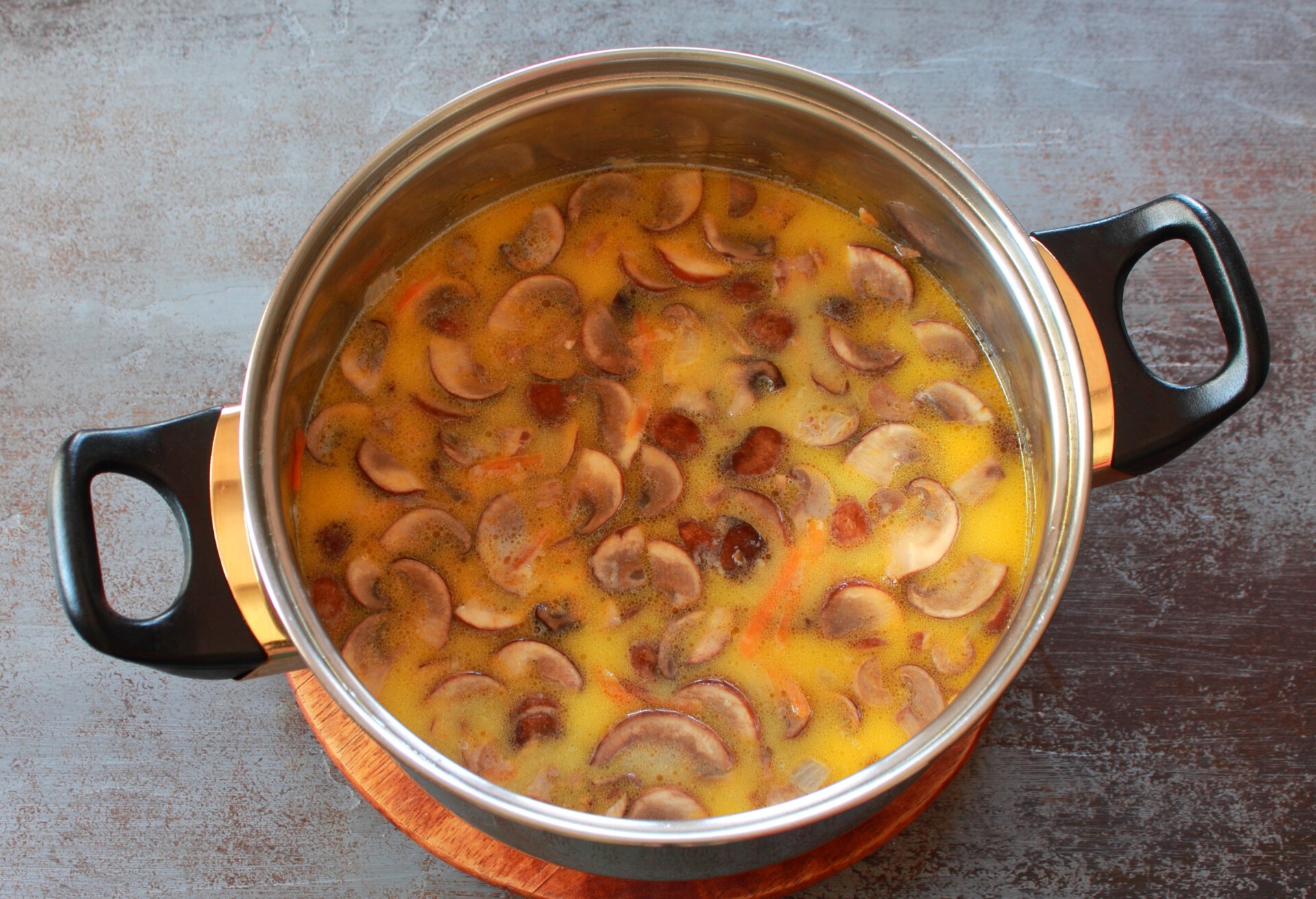 Шаг 8 приготовления Сливочный суп с шампиньонами и булгуром