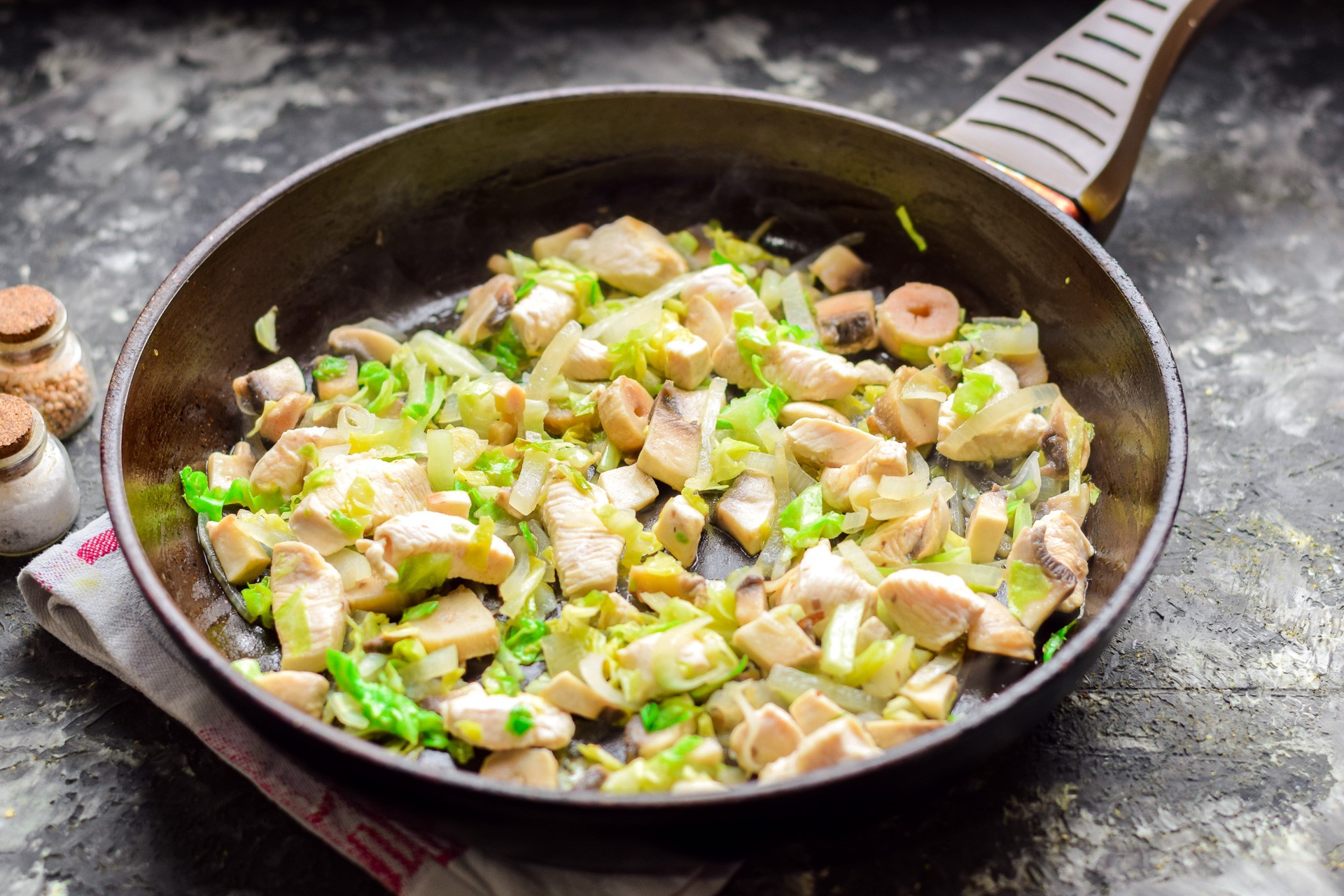 Шаг 3 приготовления Рис с капустой, шампиньонами и куриным филе