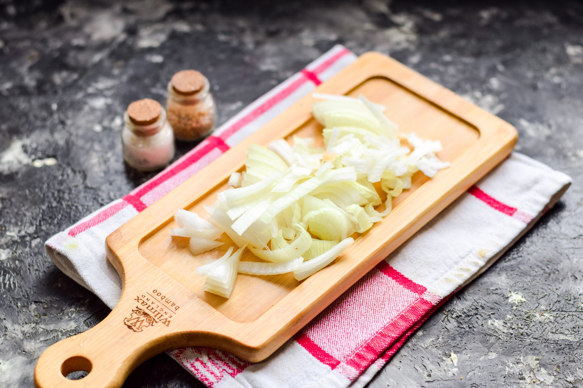 Шаг 1 приготовления Гречневая каша с беконом и луком на сковороде