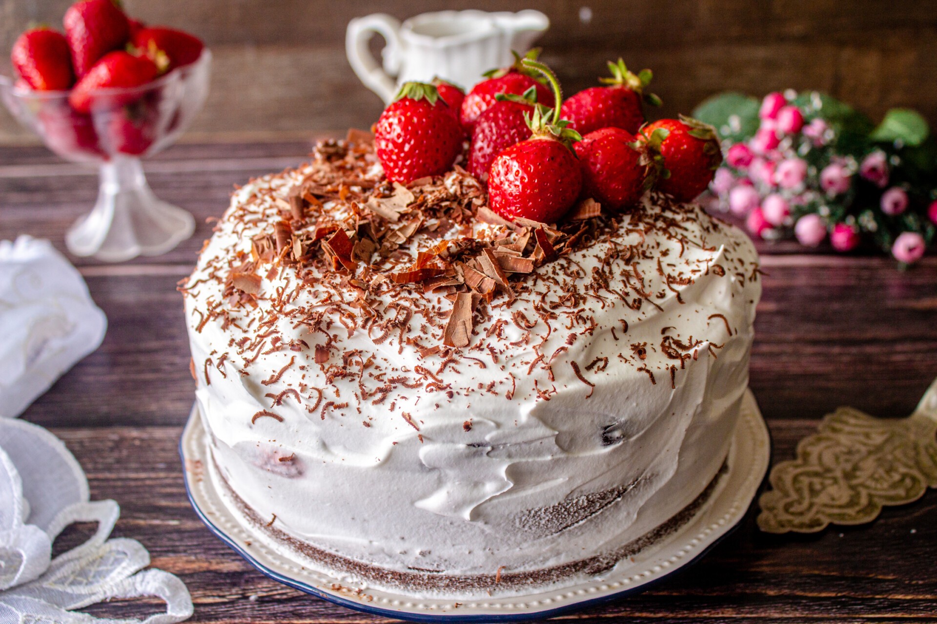 Шаг 10 приготовления Шоколадный торт с клубникой и сливками