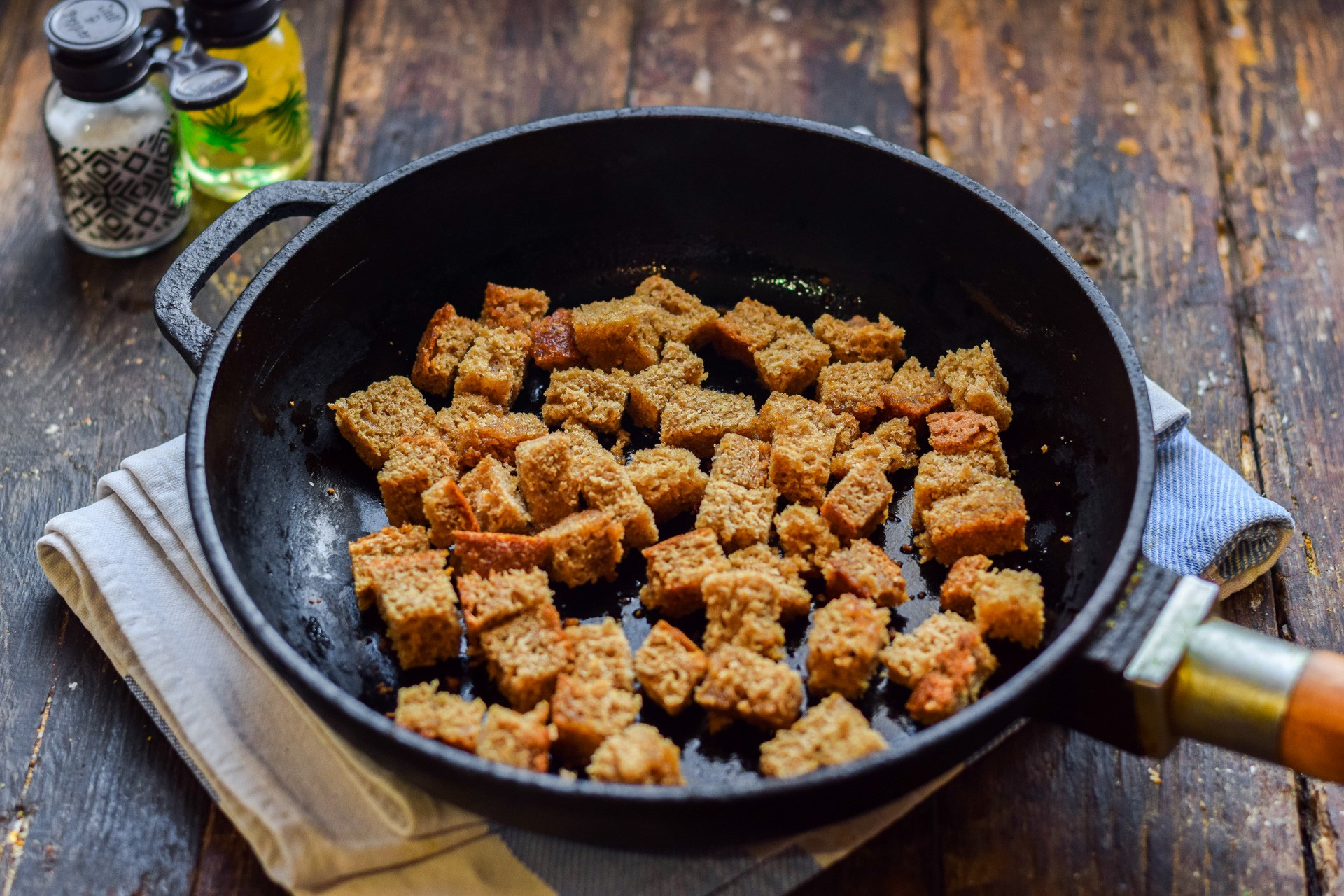 Шаг 1 приготовления Салат по-селянски с сухариками
