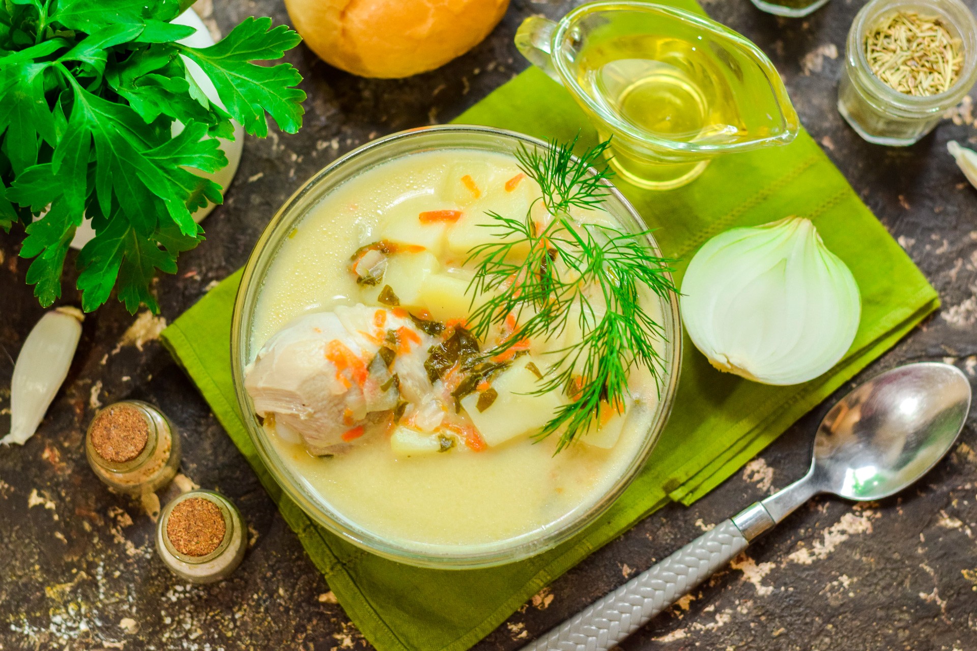 Шаг 8 приготовления Сырный суп с курицей и щавелем