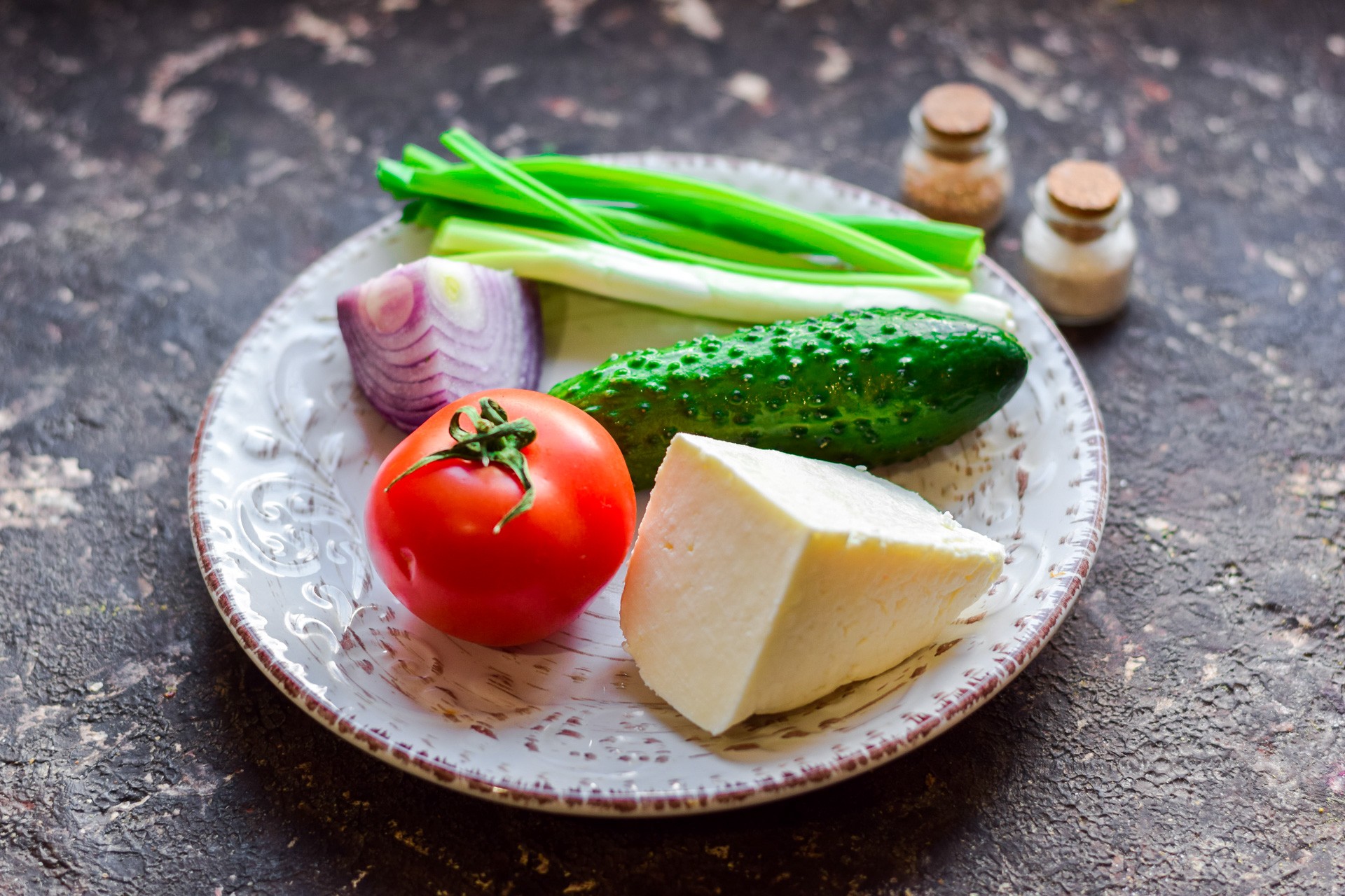 Ингредиенты Салат с адыгейским сыром, помидорами и огурцом Фото ингредиенты Салат с адыгейским сыром, помидорами и огурцом