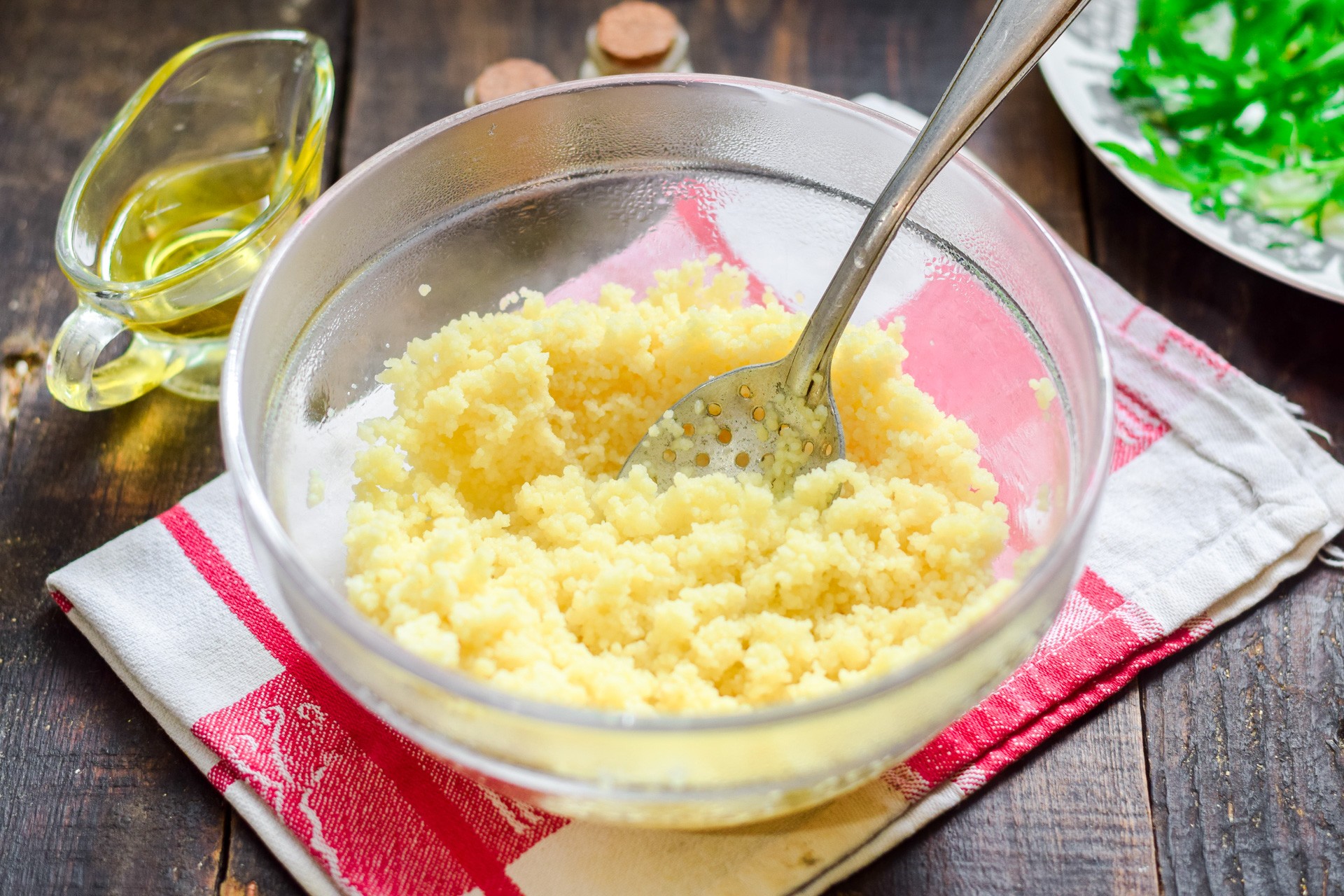 Шаг 5 приготовления Салат из клубники с кускусом и рукколой