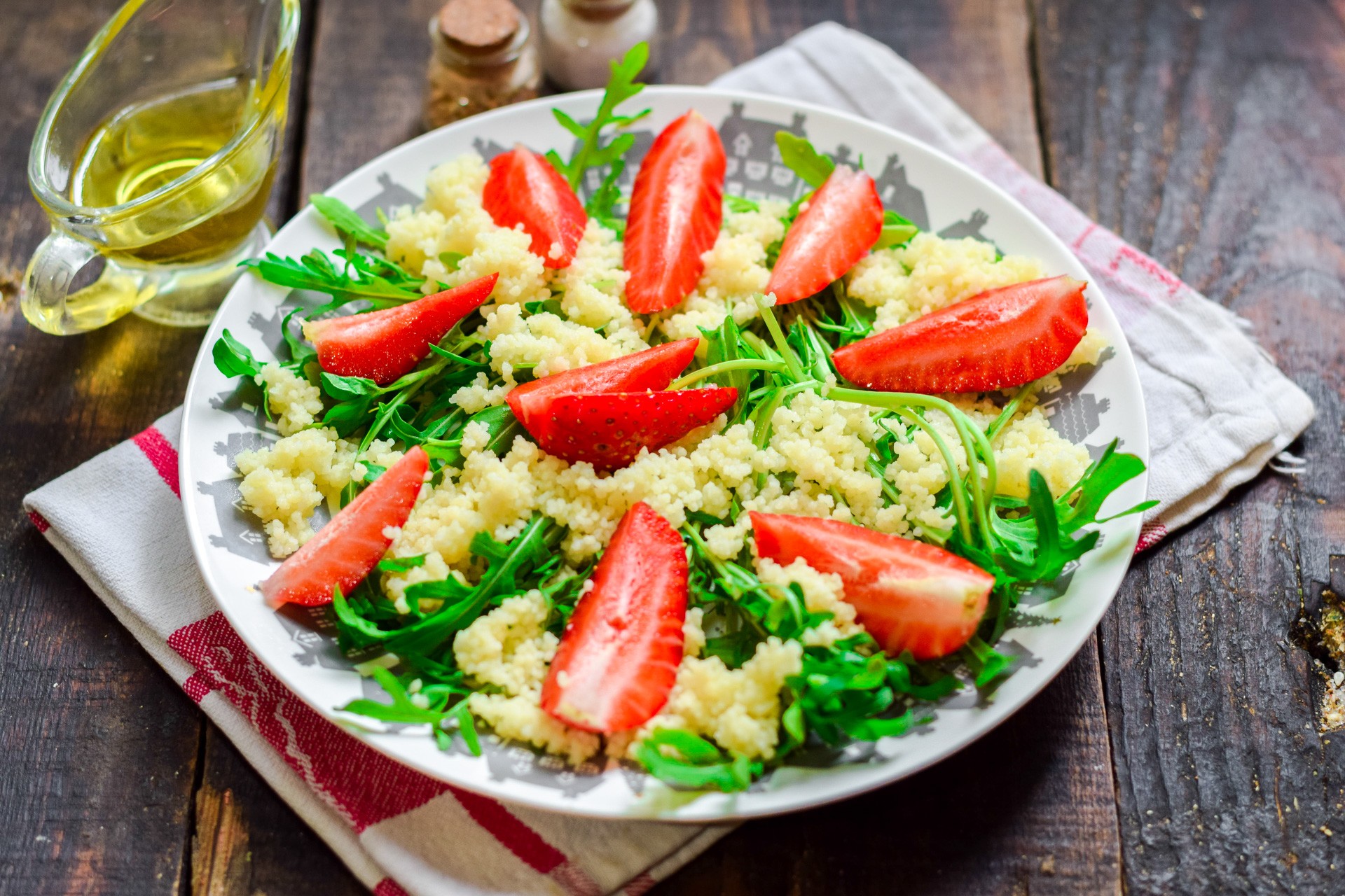 Шаг 6 приготовления Салат из клубники с кускусом и рукколой