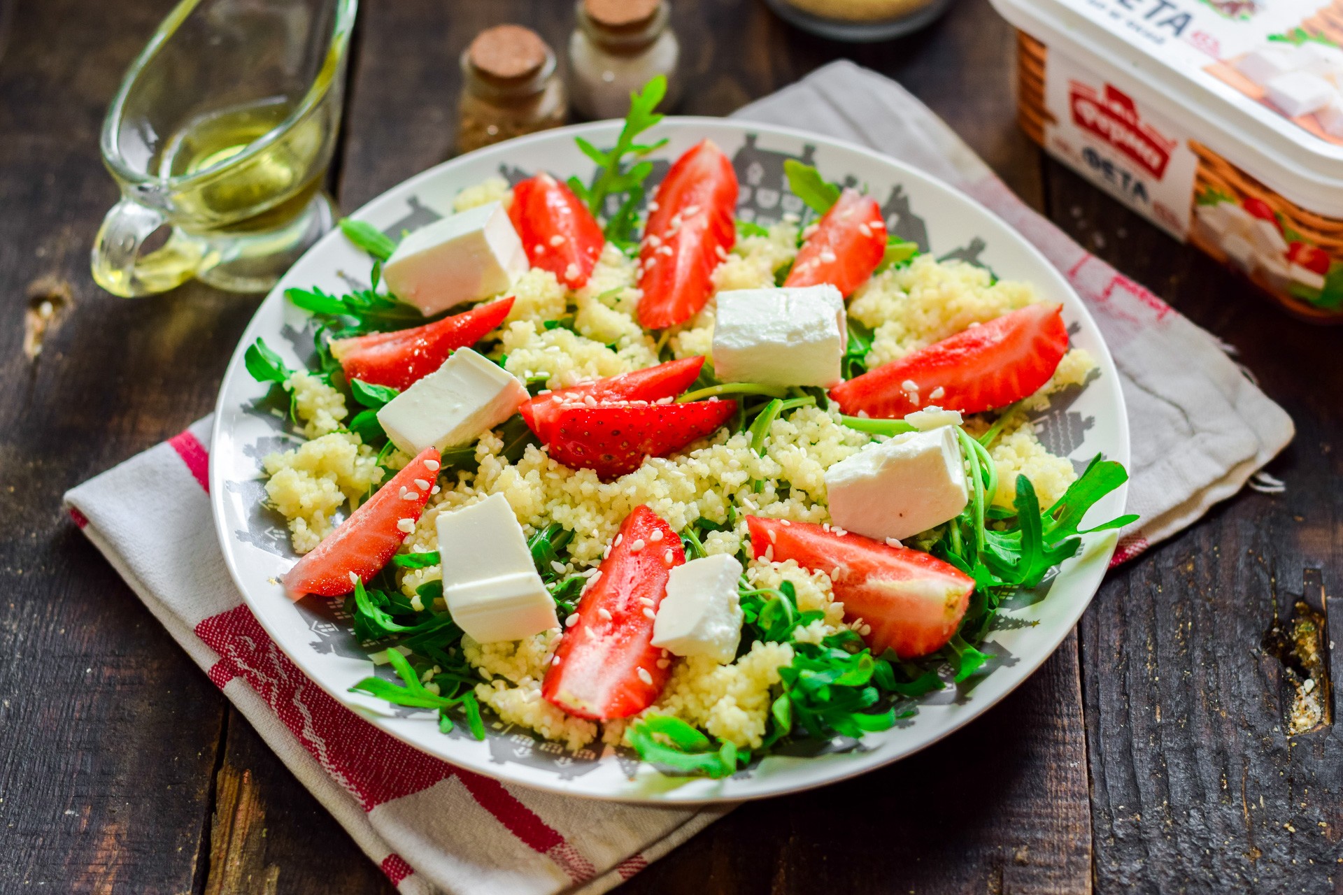 Шаг 7 приготовления Салат из клубники с кускусом и рукколой
