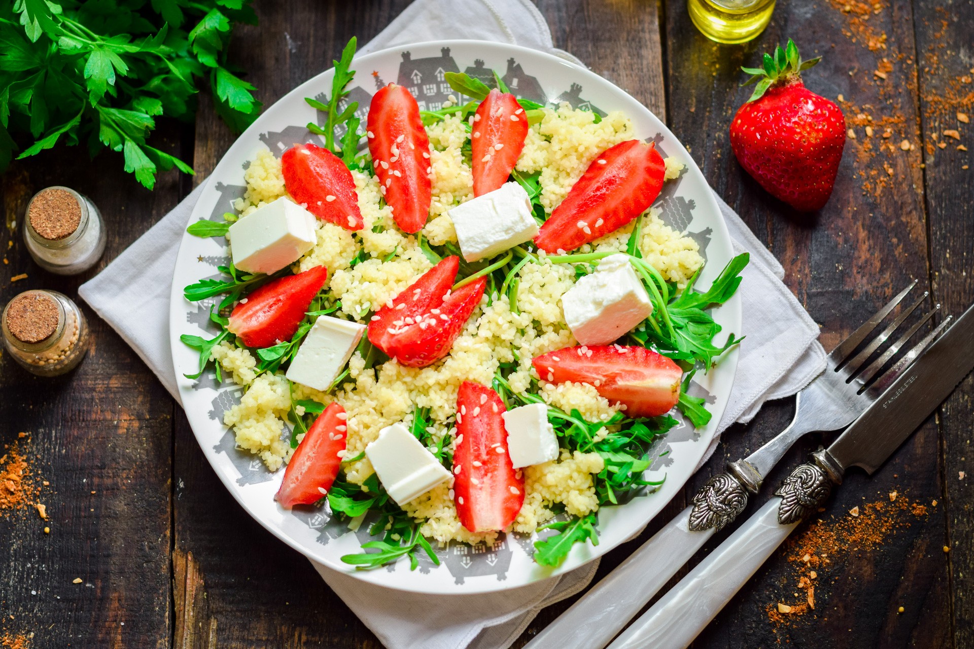Шаг 8 приготовления Салат из клубники с кускусом и рукколой