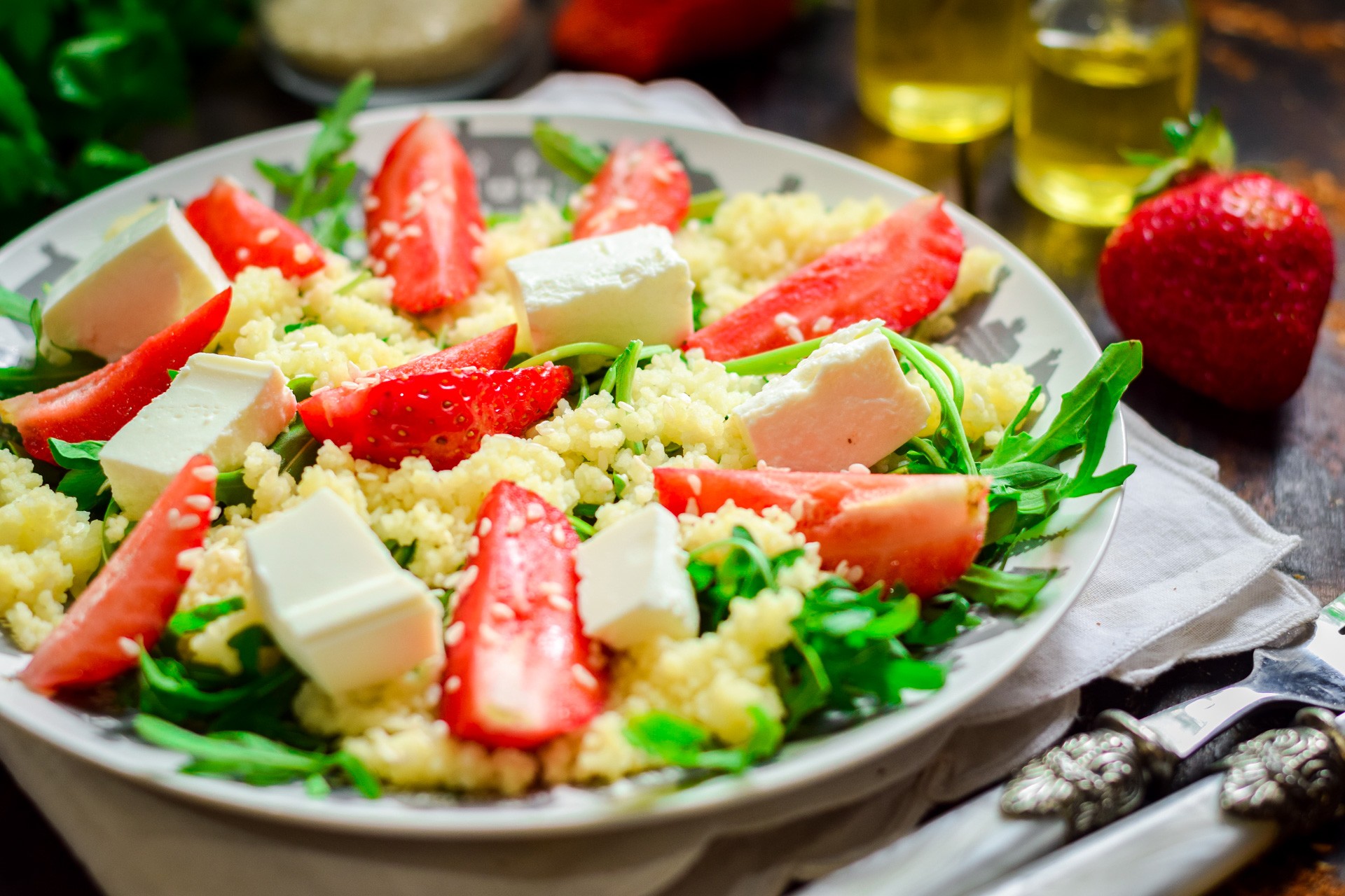Шаг 9 приготовления Салат из клубники с кускусом и рукколой