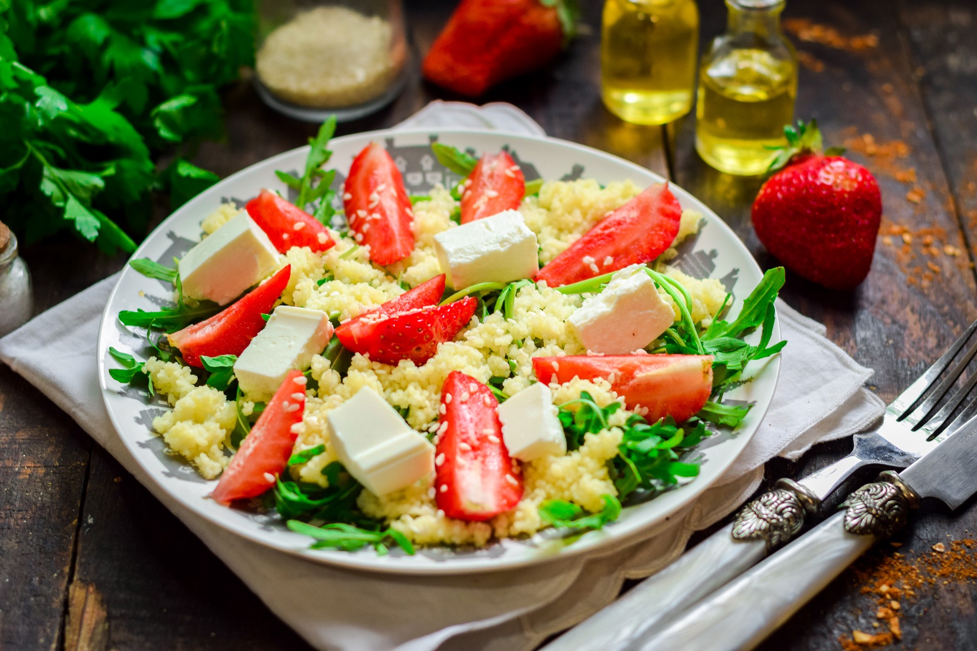 Обложка рецепта Салат из клубники с кускусом и рукколой