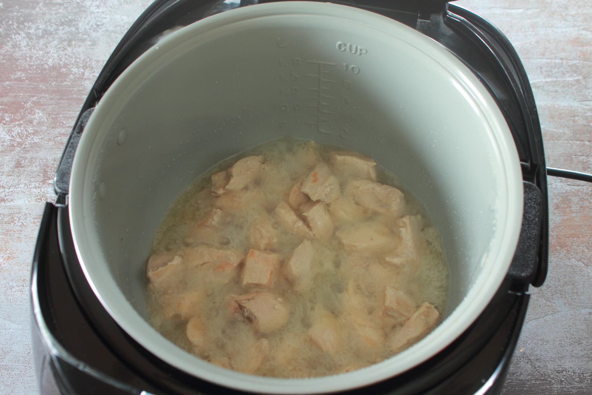 Шаг 3 приготовления Плов из булгура с курицей и черносливом в мультиварке