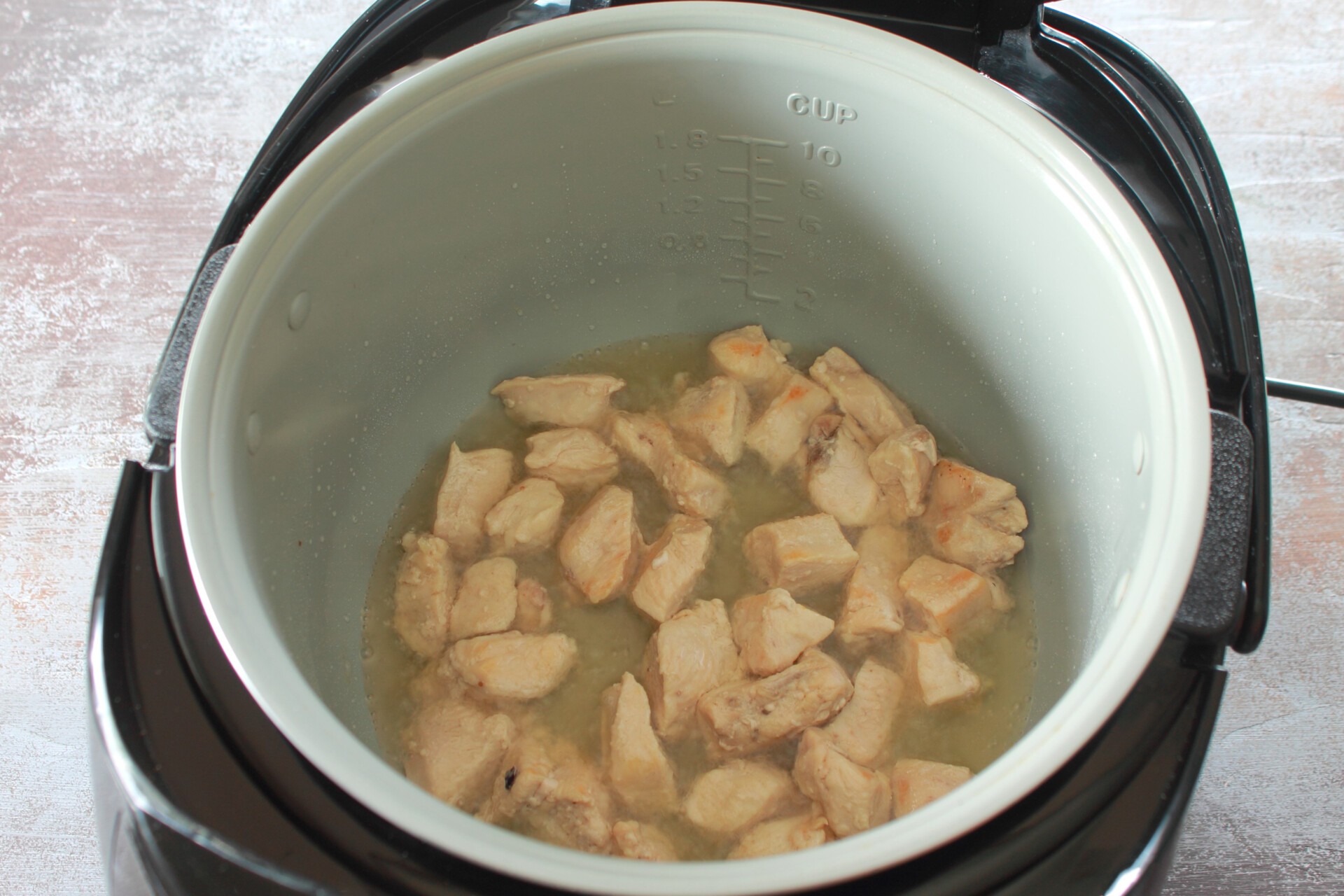 Шаг 4 приготовления Плов из булгура с курицей и черносливом в мультиварке