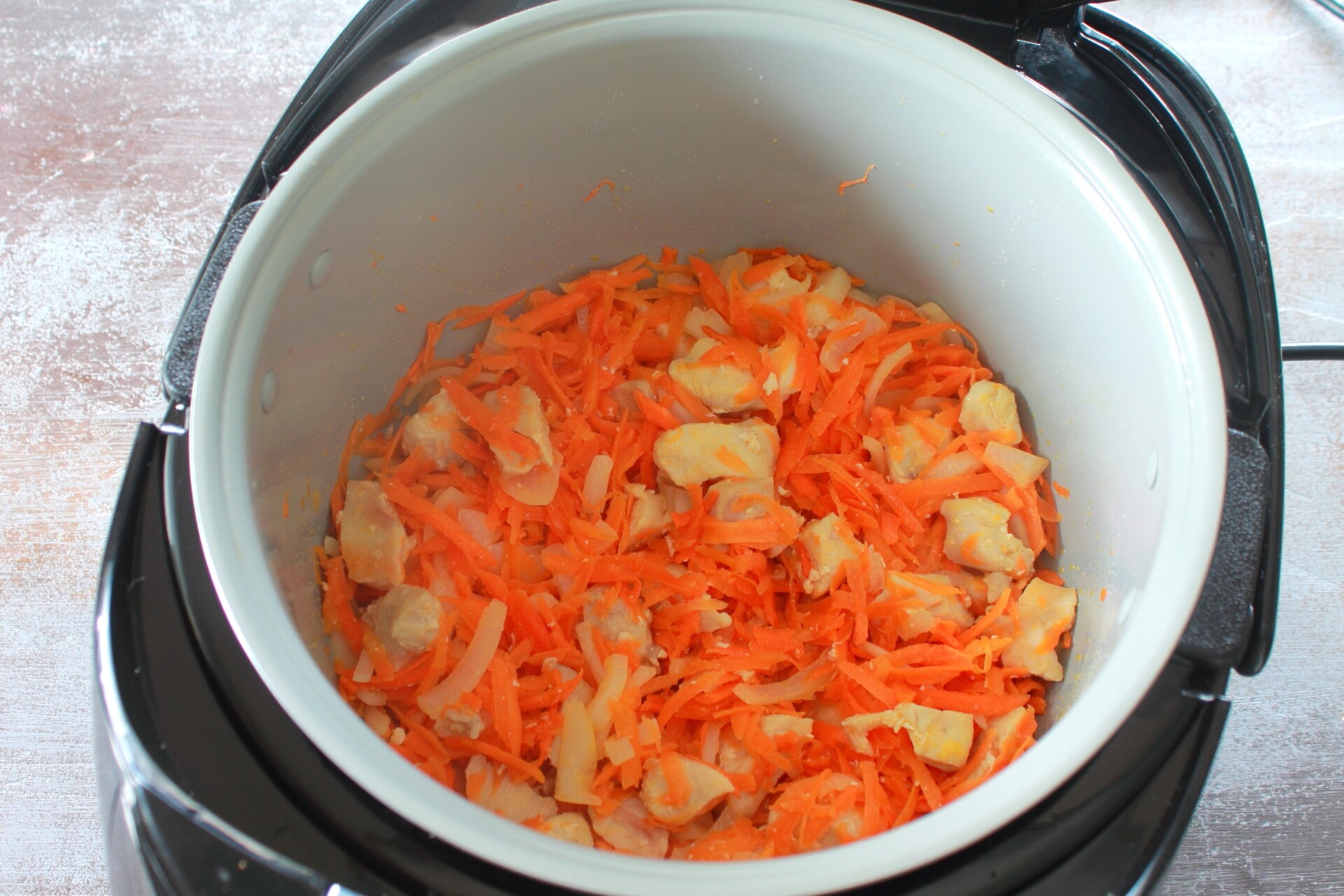 Шаг 5 приготовления Плов из булгура с курицей и черносливом в мультиварке