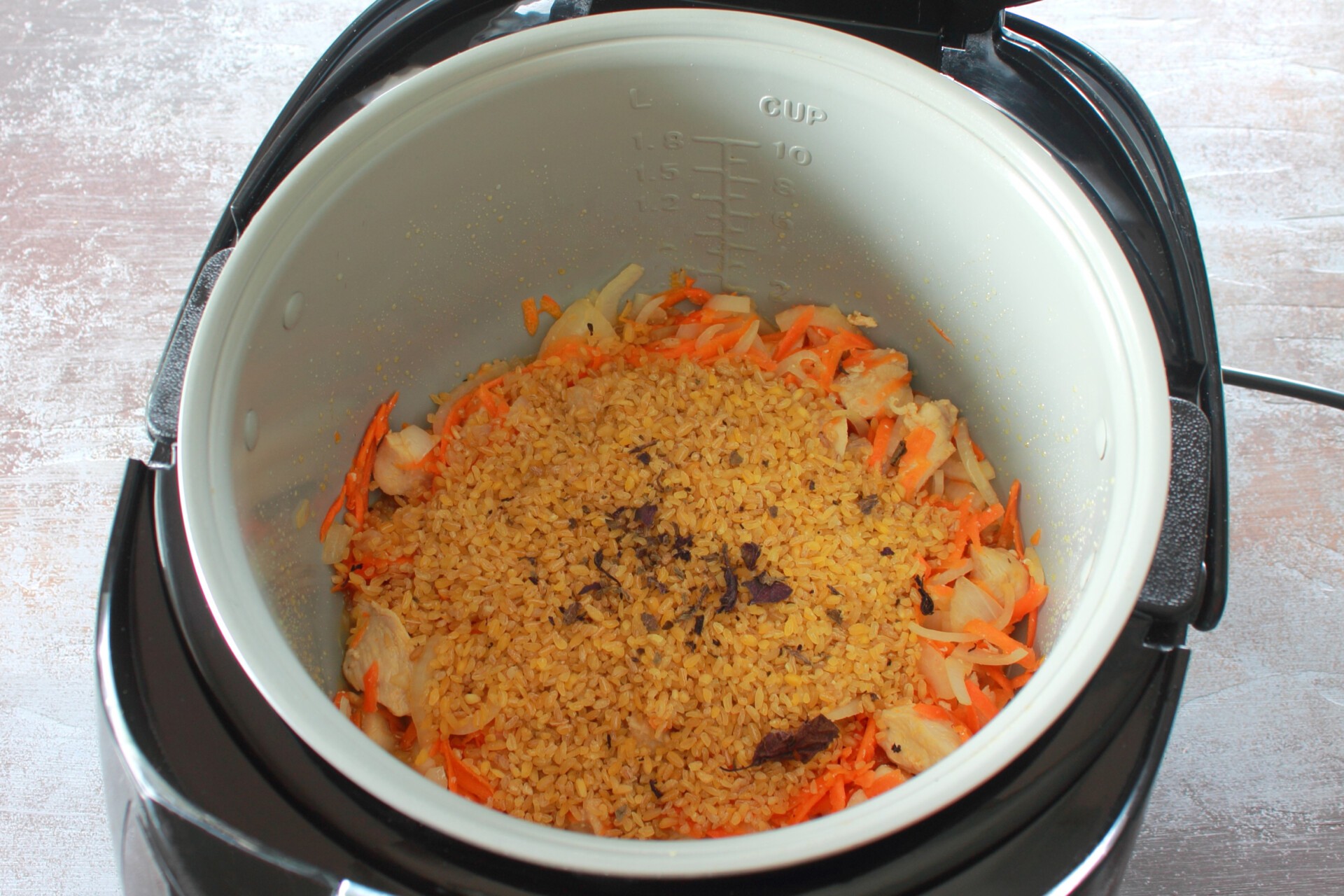 Шаг 6 приготовления Плов из булгура с курицей и черносливом в мультиварке