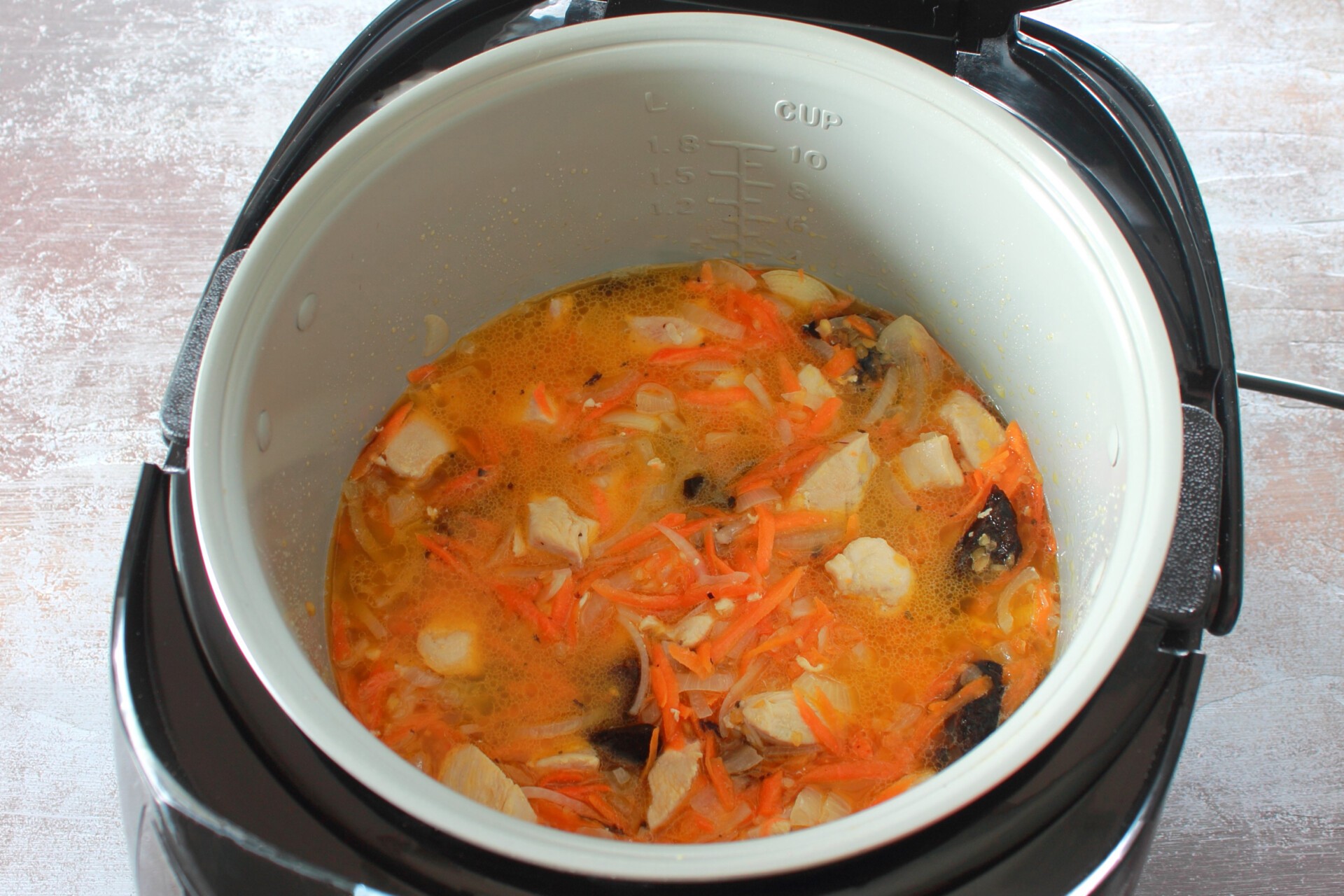 Шаг 8 приготовления Плов из булгура с курицей и черносливом в мультиварке