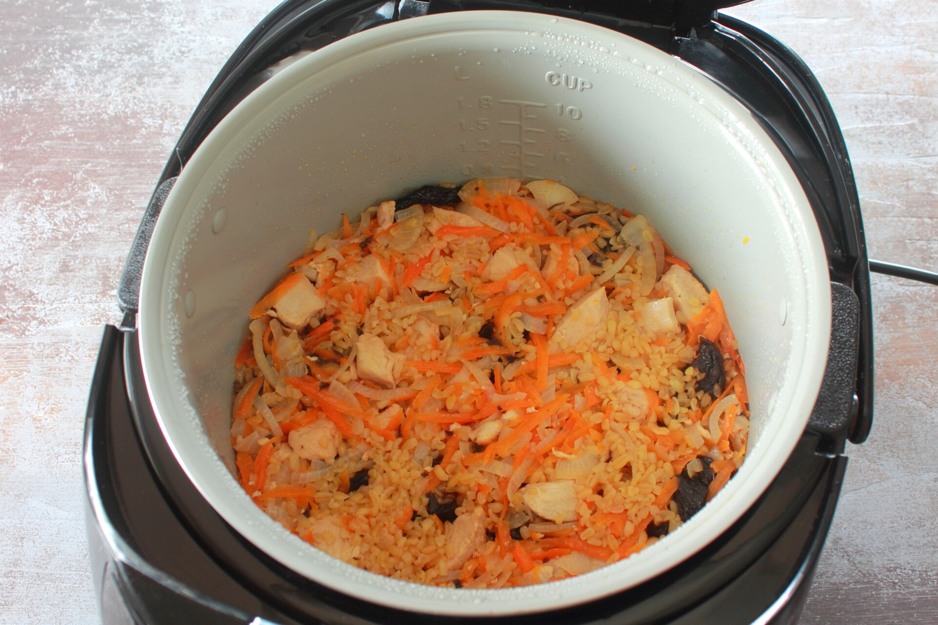 Шаг 9 приготовления Плов из булгура с курицей и черносливом в мультиварке