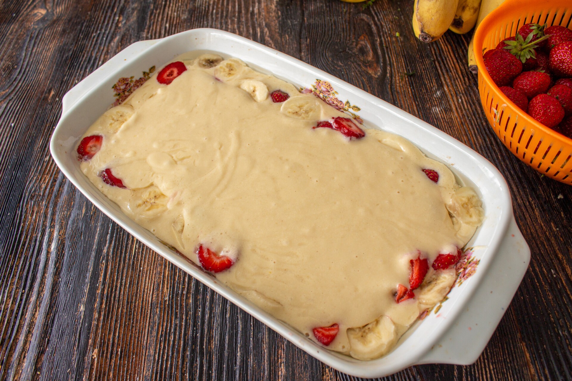 Шаг 10 приготовления Манник с клубникой и бананом