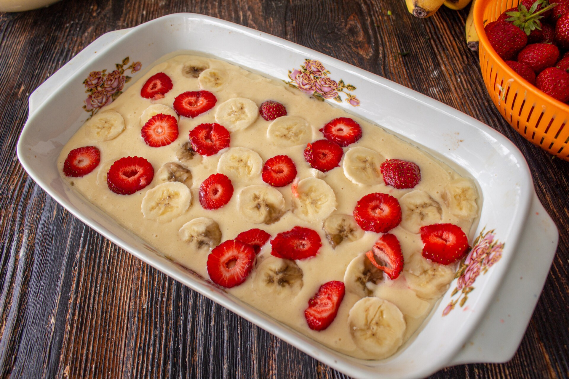 Шаг 9 приготовления Манник с клубникой и бананом