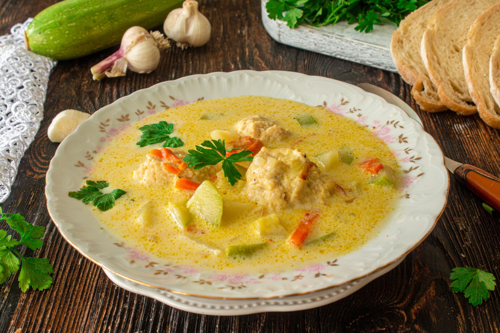 Шаг 10 приготовления Сырный суп с фрикадельками и кабачками