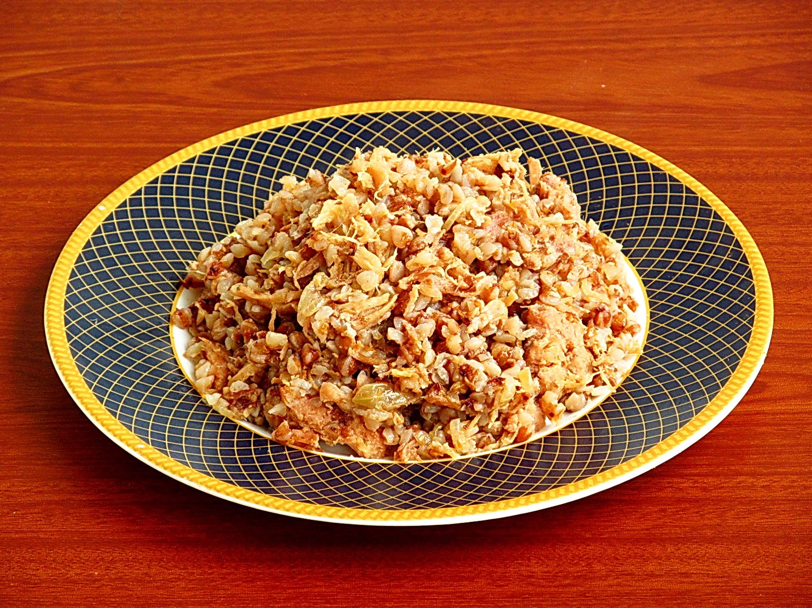 Шаг 10 приготовления Гречневая каша с тушёнкой и луком