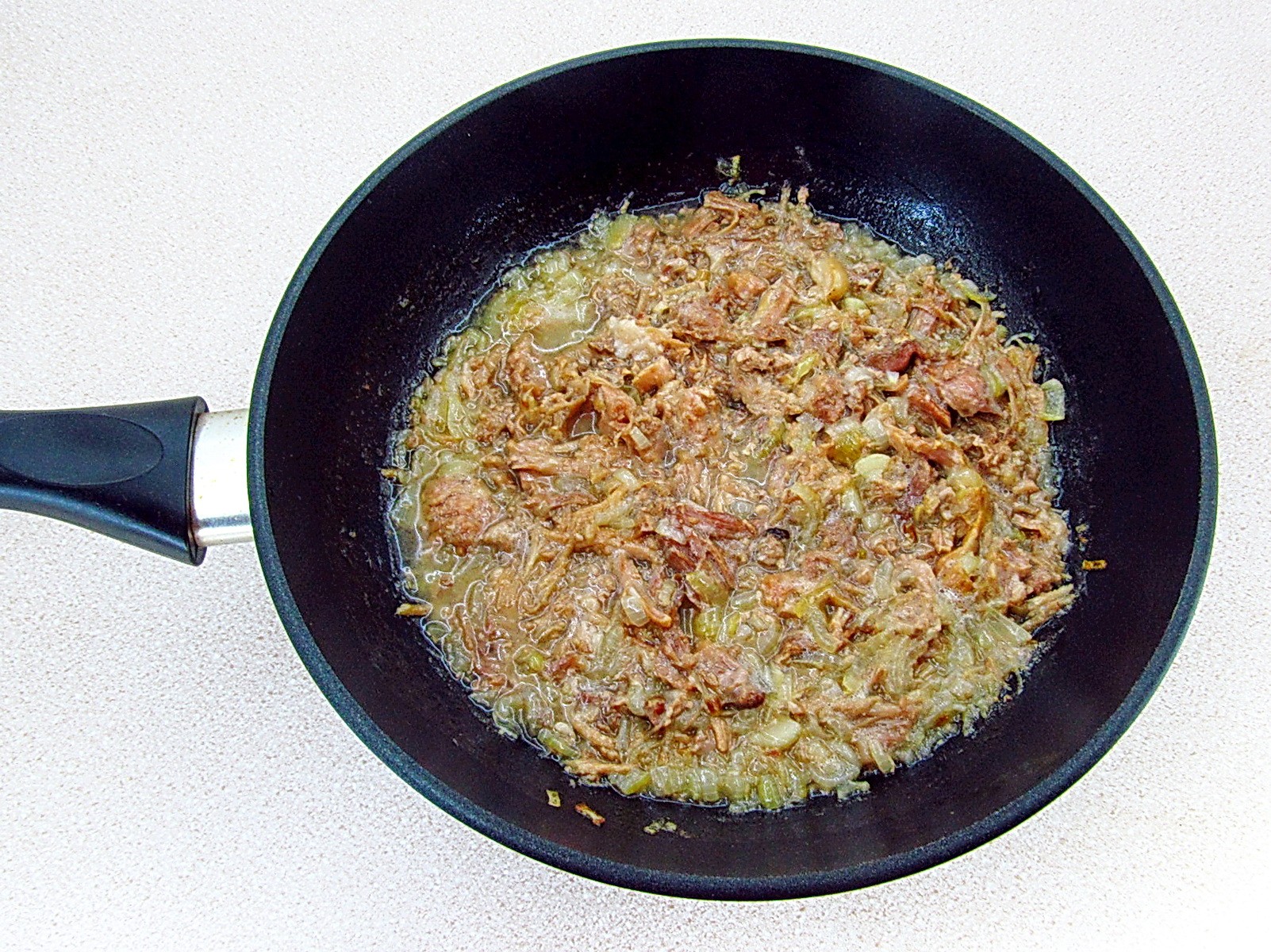 Шаг 7 приготовления Гречневая каша с тушёнкой и луком