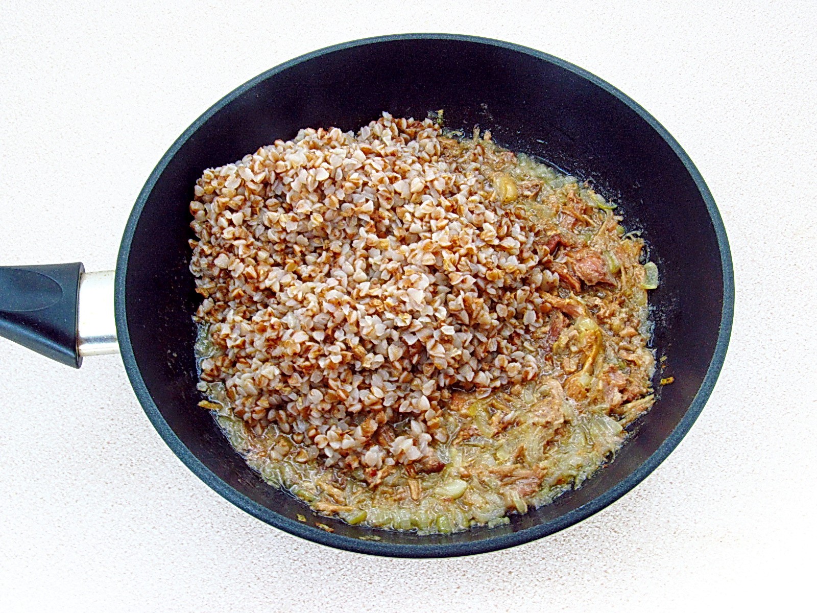 Шаг 8 приготовления Гречневая каша с тушёнкой и луком