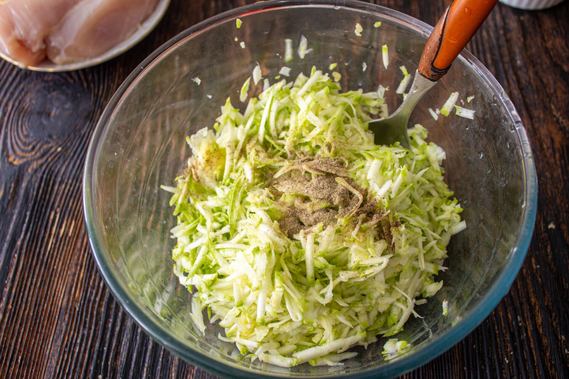 Шаг 1 приготовления Кабачковая пицца с курицей в духовке