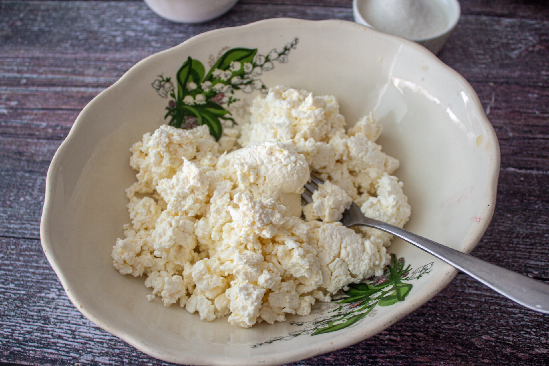 Шаг 1 приготовления Сырники с клубникой на сковороде