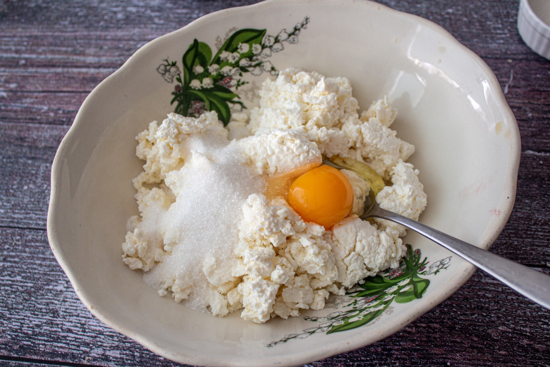 Шаг 3 приготовления Сырники с клубникой на сковороде