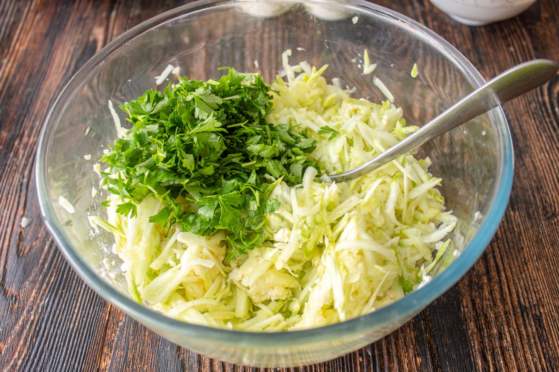 Шаг 4 приготовления Сырники с кабачками и зеленью