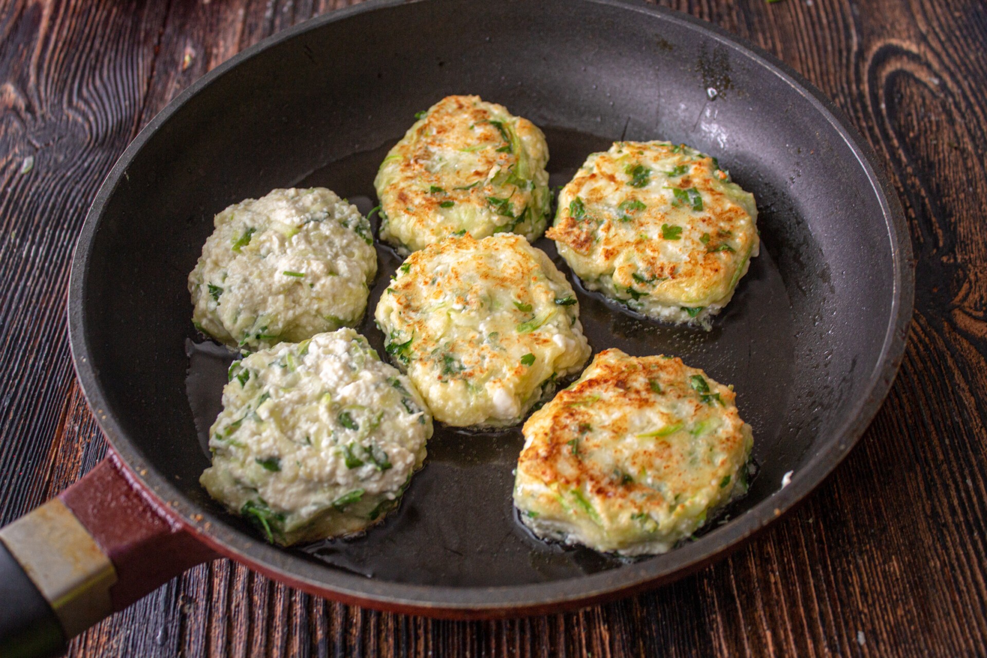 Шаг 7 приготовления Сырники с кабачками и зеленью