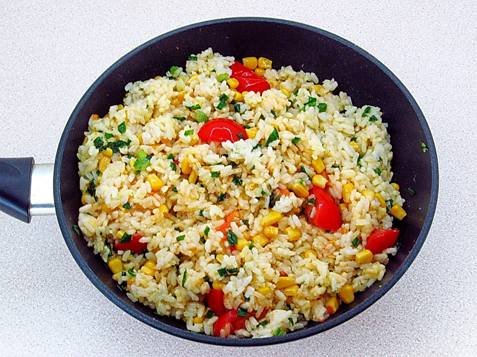 Шаг 9 приготовления Рис с помидорами и кукурузой