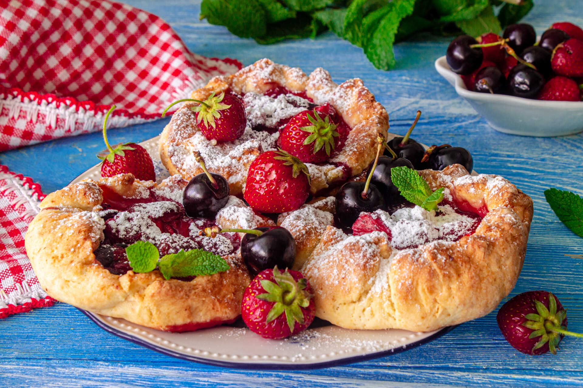 Шаг 13 приготовления Творожная галета с клубникой и черешней