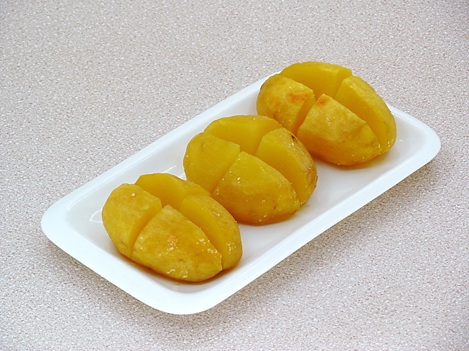 Шаг 7 приготовления Картофель, запечённый в соляной корочке