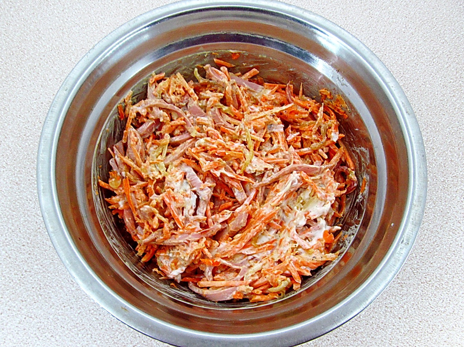 Шаг 8 приготовления Салат с морковкой и вареной колбасой