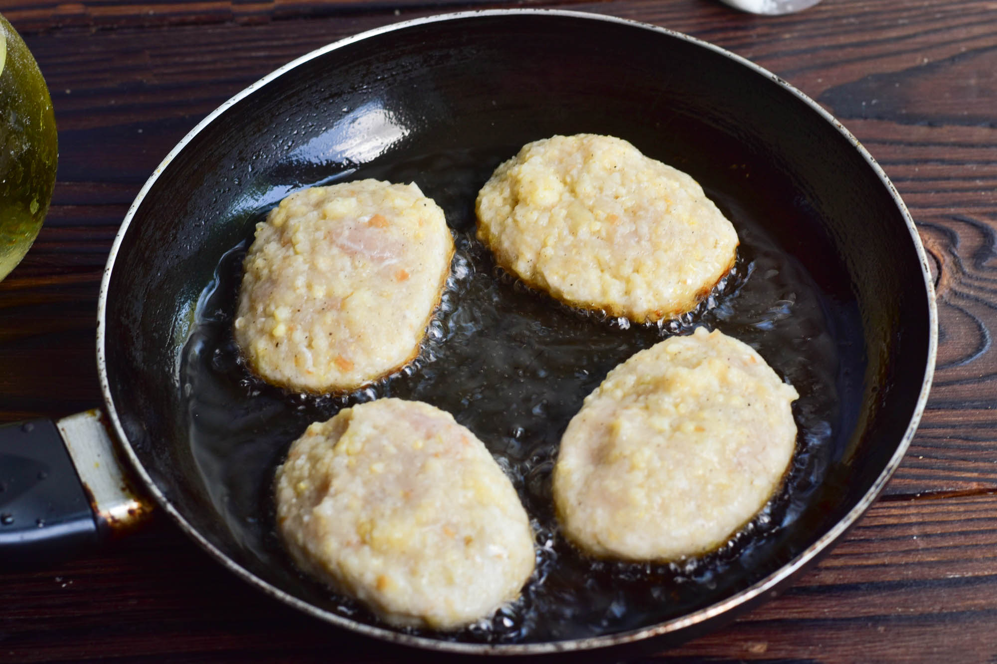 Шаг 5 приготовления Куриные котлеты с пшеном на сковороде