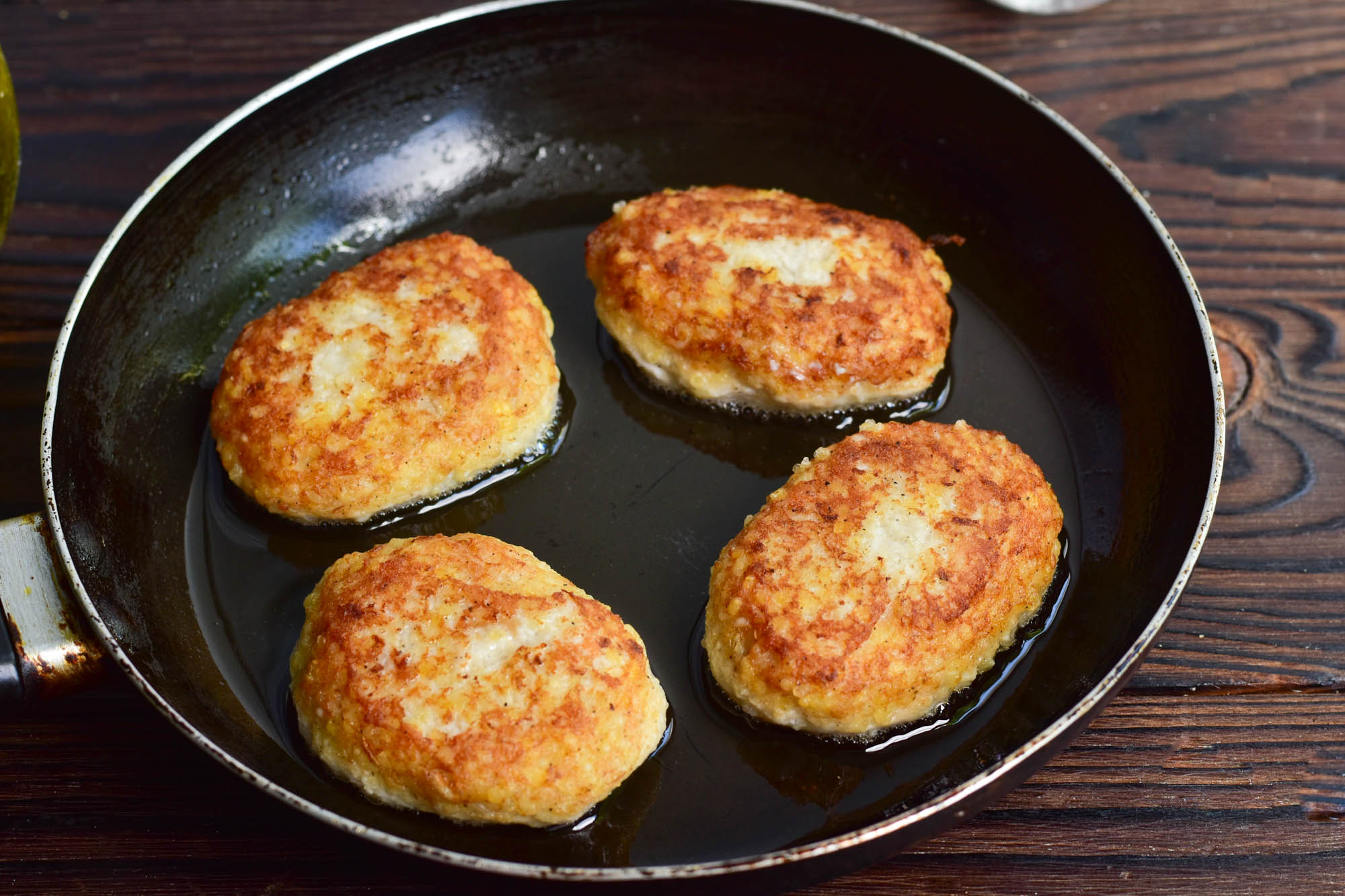 Шаг 6 приготовления Куриные котлеты с пшеном на сковороде