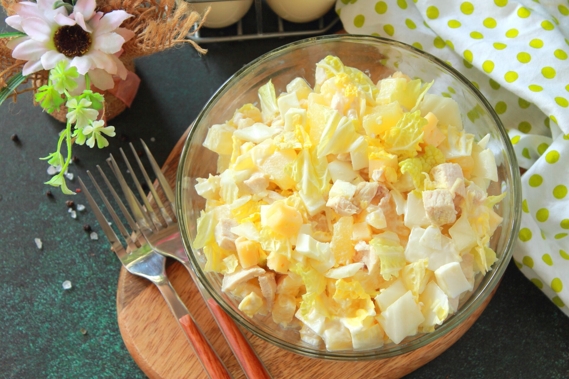 Шаг 7 приготовления Куриный салат «Нежность» с пекинской капустой и ананасами