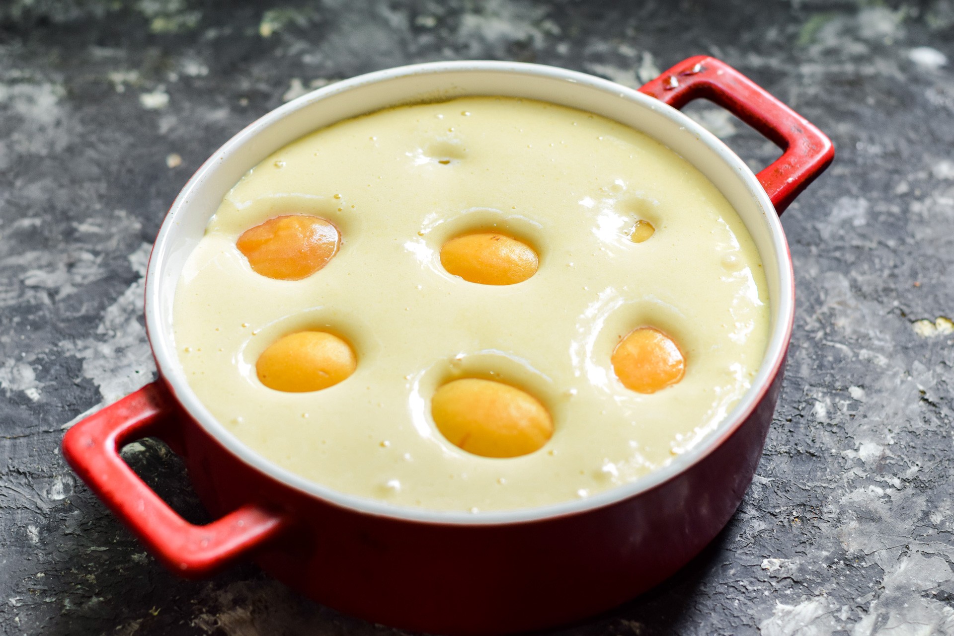 Шаг 5 приготовления Шарлотка с абрикосами в духовке