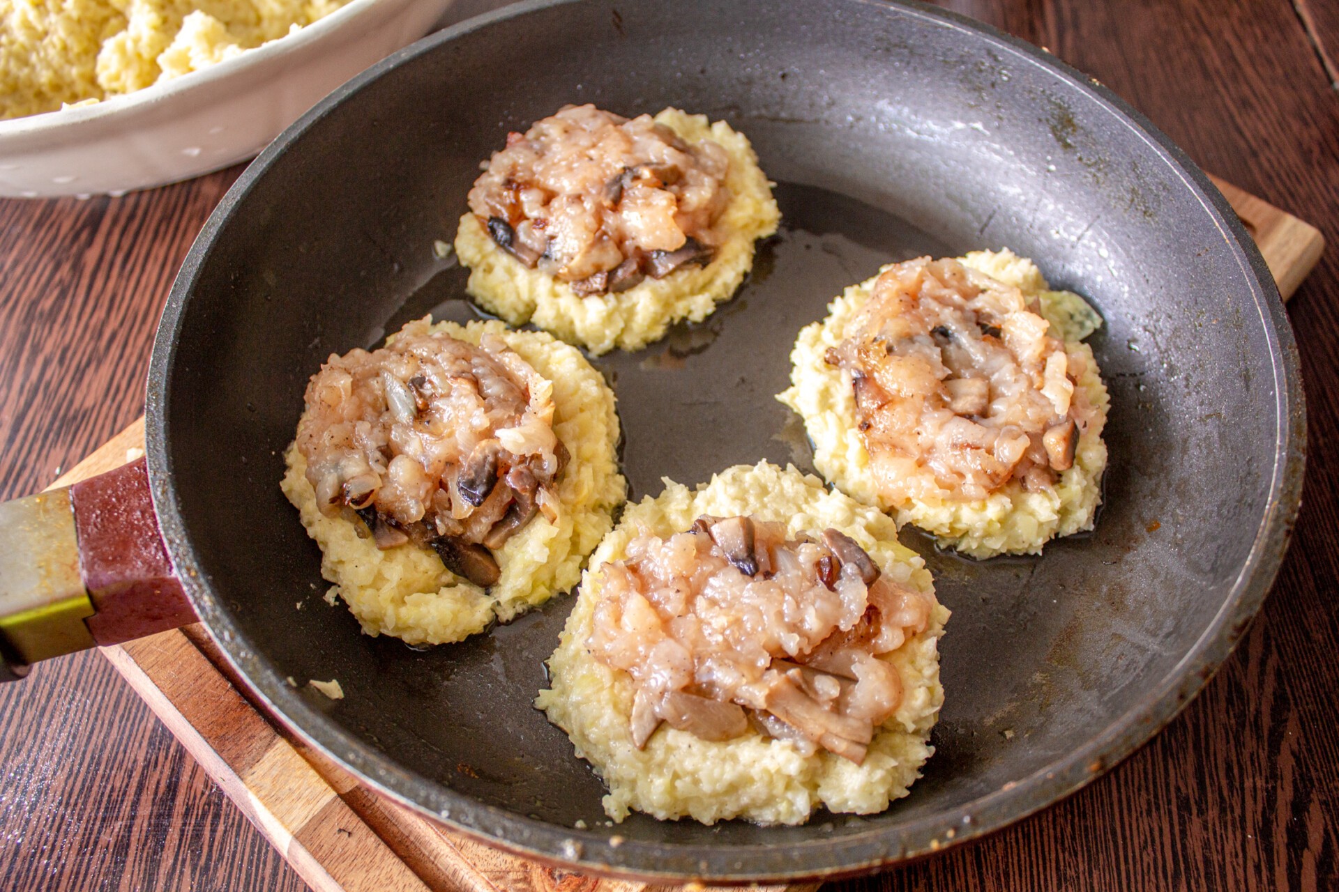 Шаг 7 приготовления Картофельные драники с курицей и грибами