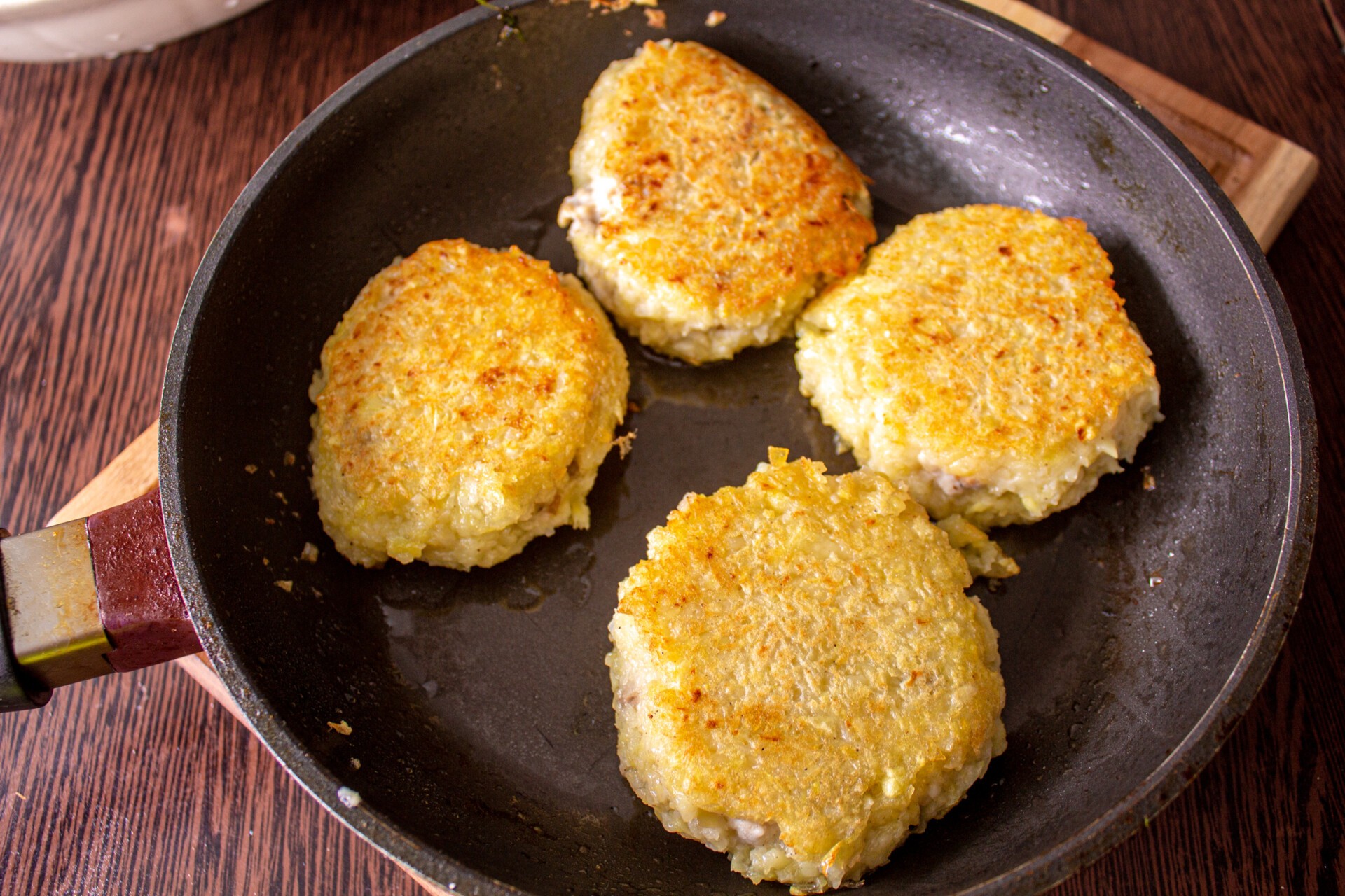 Шаг 9 приготовления Картофельные драники с курицей и грибами