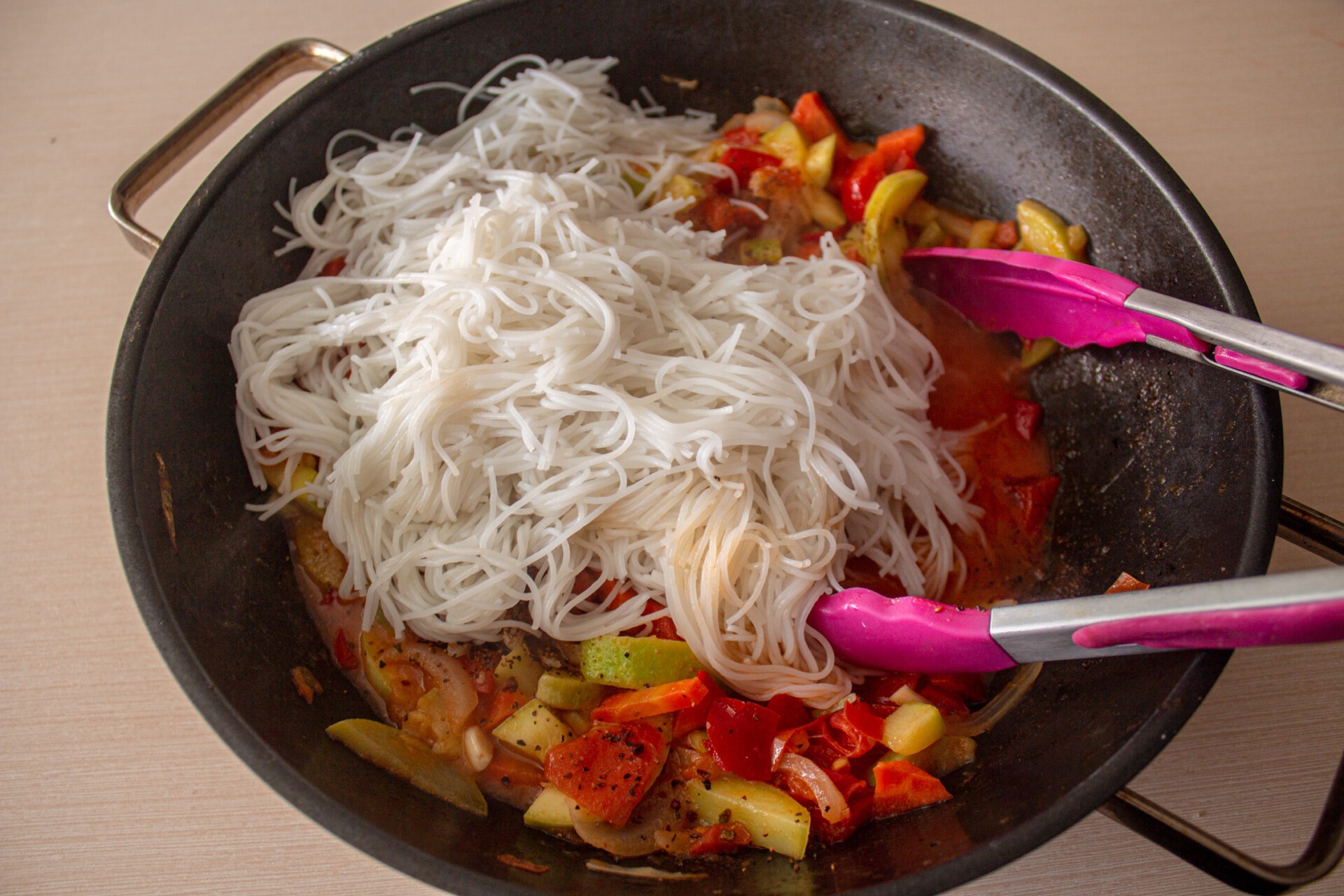 Шаг 8 приготовления Рисовая лапша Фунчоза с овощами