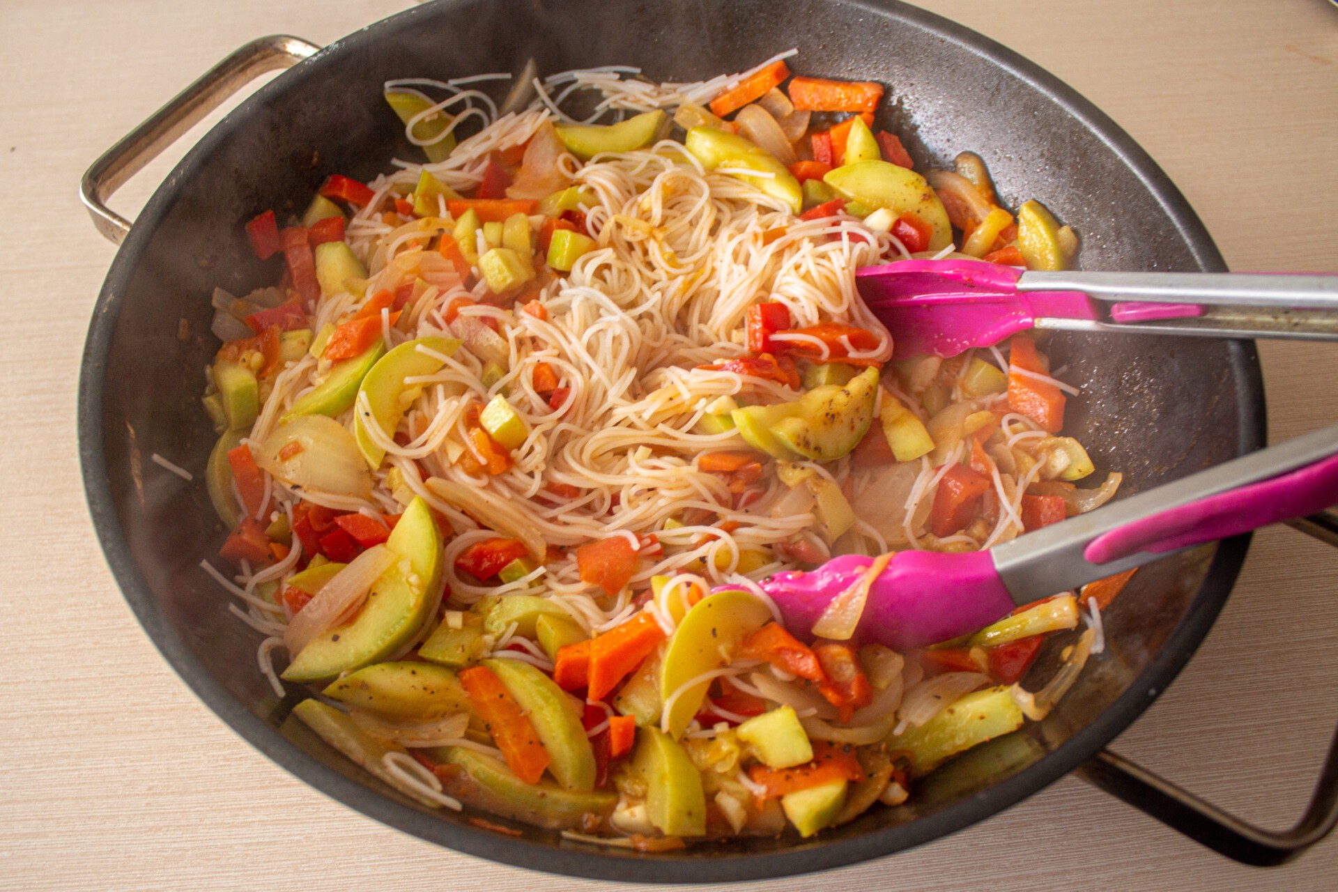 Шаг 9 приготовления Рисовая лапша Фунчоза с овощами
