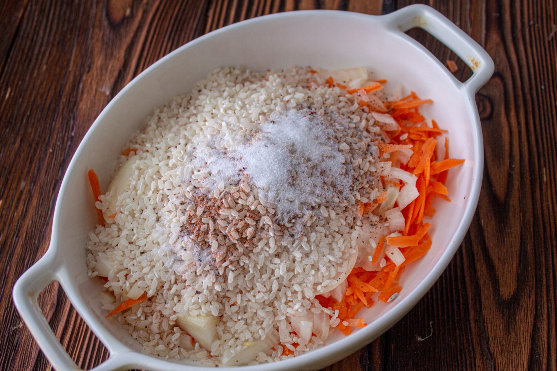 Шаг 3 приготовления Скумбрия с рисом и овощами в духовке