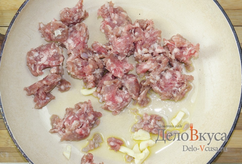 Шаг 2 приготовления Зеленый горошек с грибами и мясным фаршем на гарнир