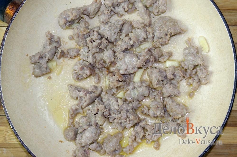 Шаг 3 приготовления Зеленый горошек с грибами и мясным фаршем на гарнир